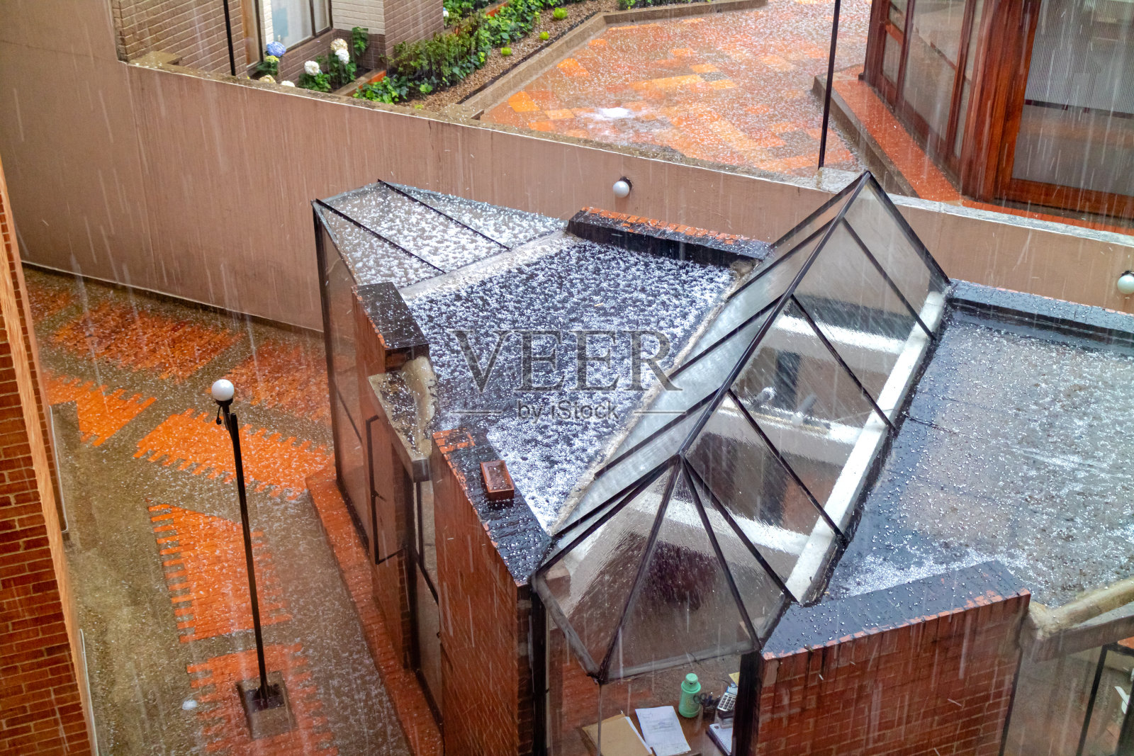 哥伦比亚，波哥大——一场猛烈的冰雹正在进行中:它正在给南美首都城市下冰照片摄影图片