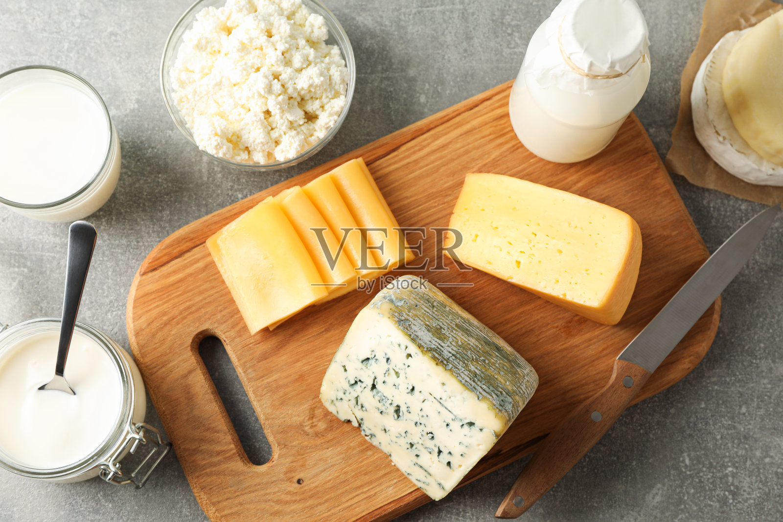 不同的乳制品和板上灰色背景，俯视图照片摄影图片