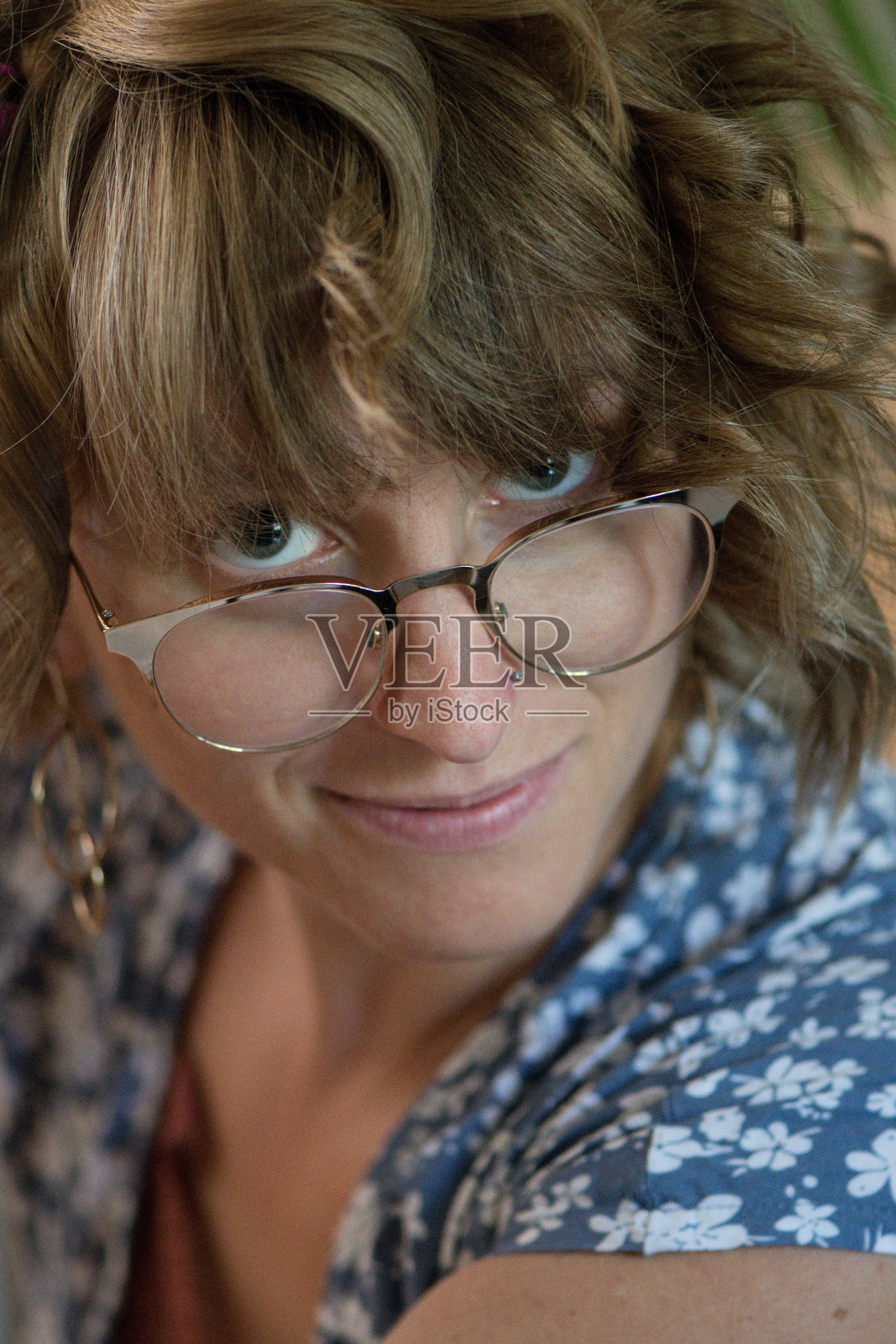 微笑的女人看着相机照片摄影图片