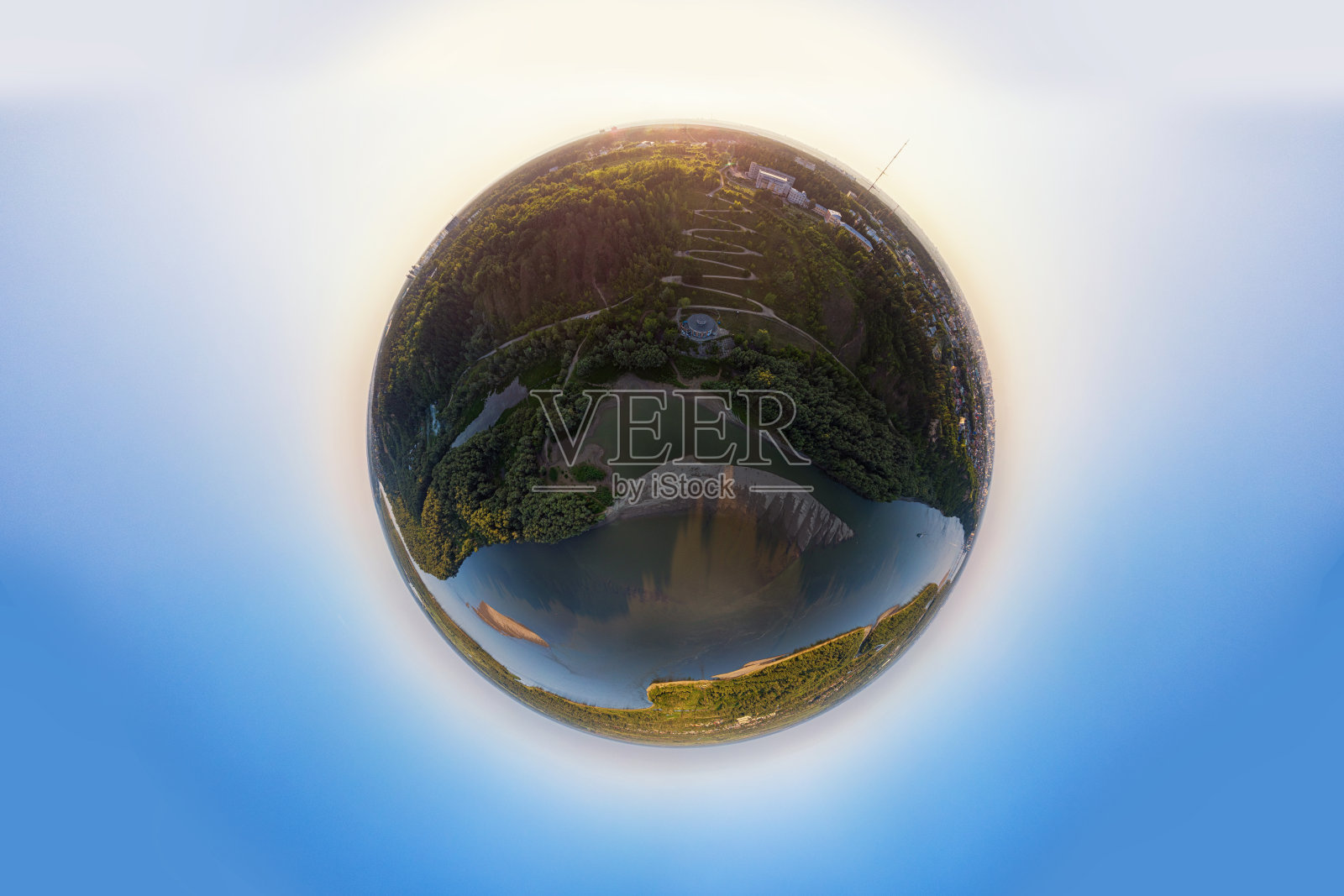 行星球面全景360夏季道路和河流在巴尔瑙尔市照片摄影图片