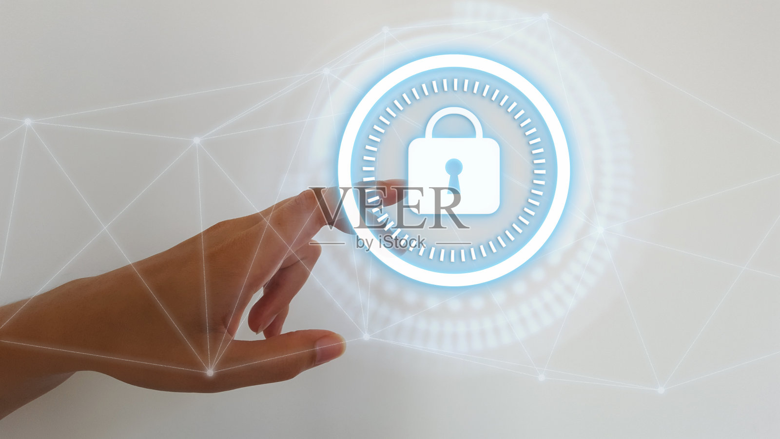 女人把手放在模糊的背景上触摸数字挂锁，保护数据安全照片摄影图片