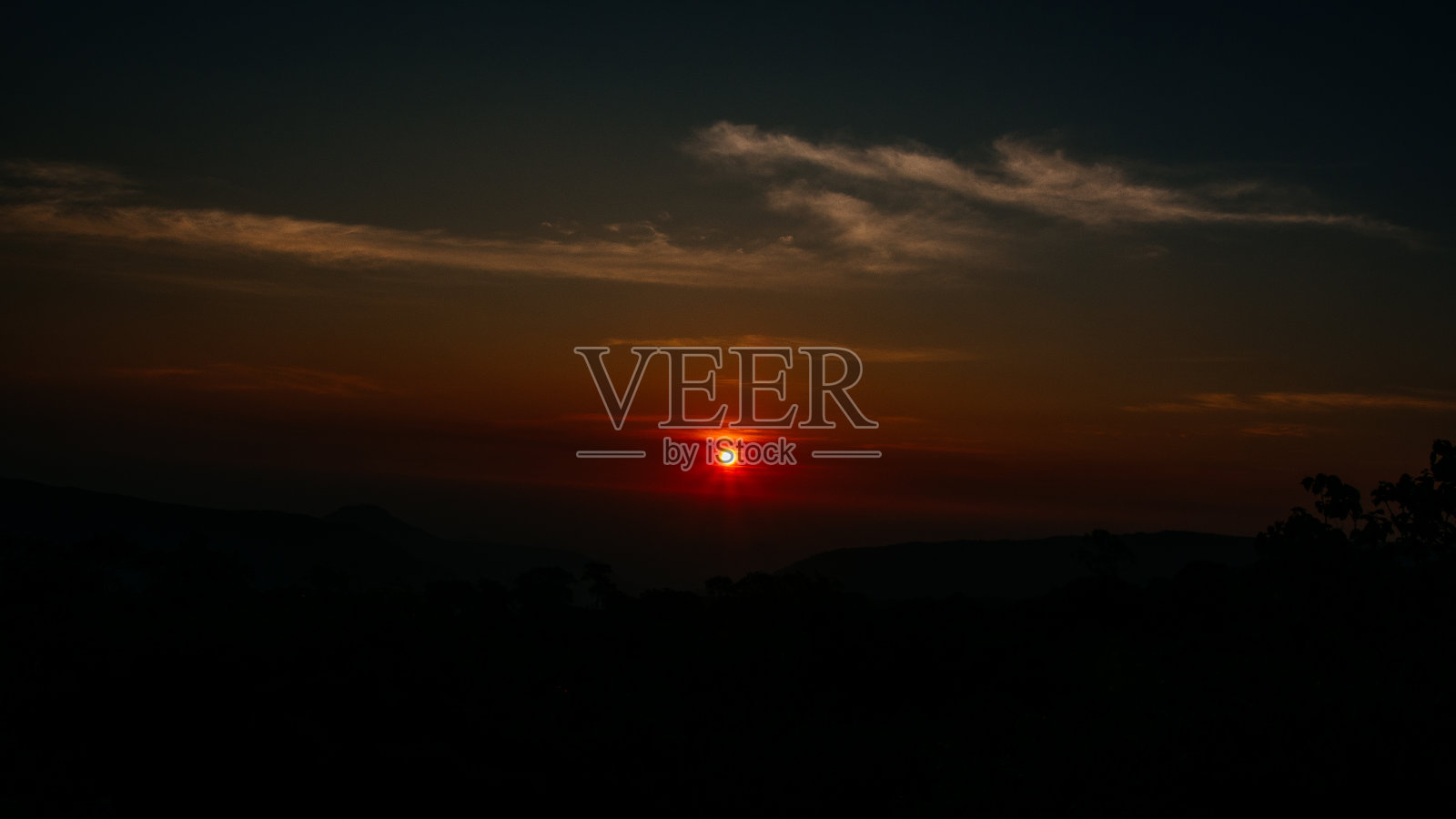 山中升起的阳光的全景照片摄影图片