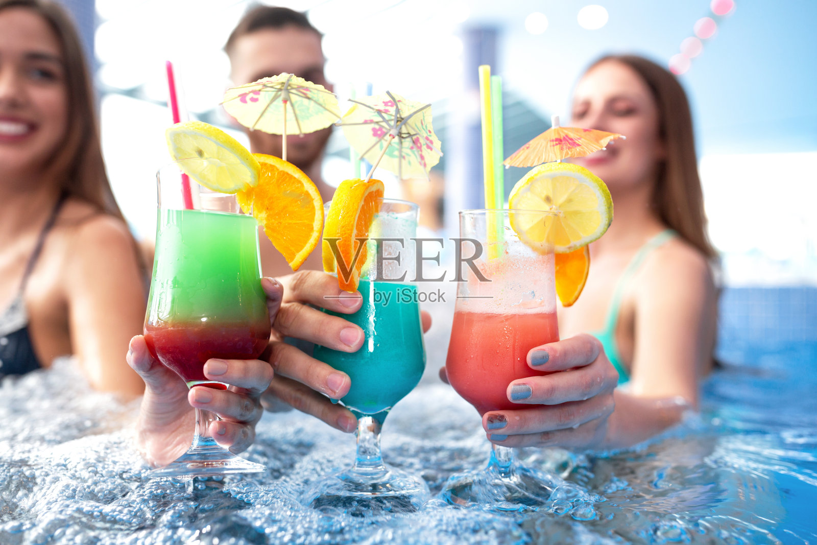 游泳池里三人一组照片摄影图片