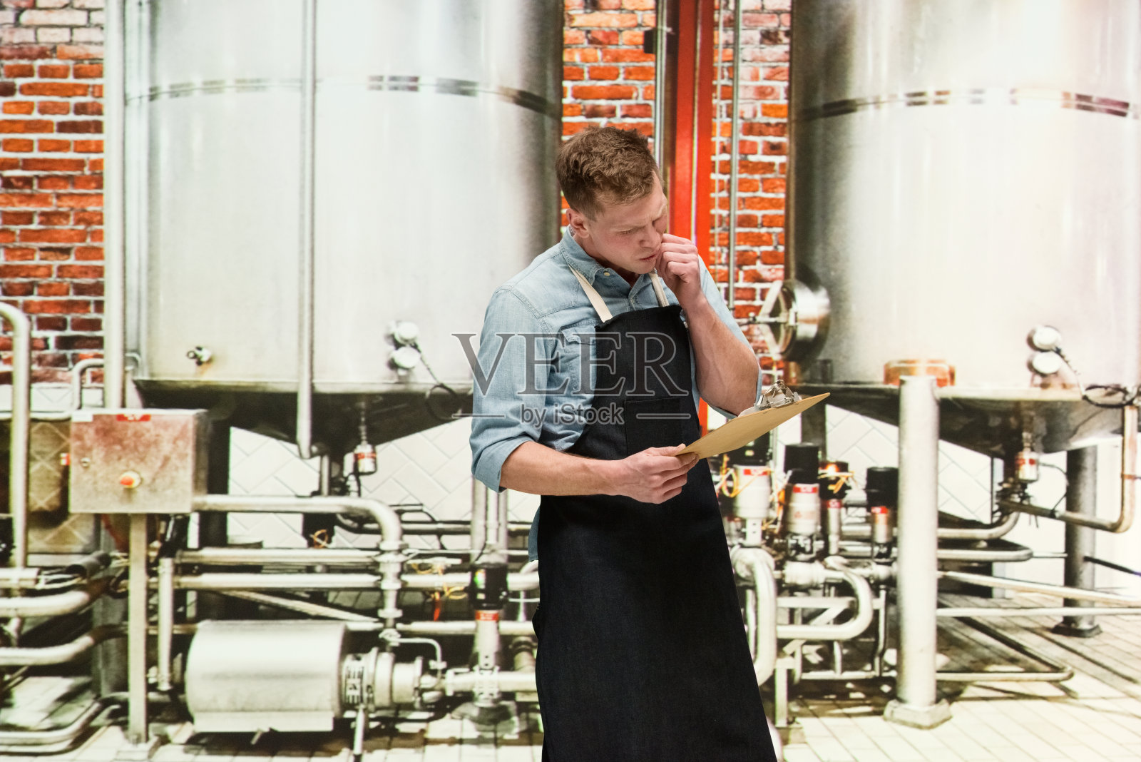 酿酒厂-酿酒大师使用剪贴板照片摄影图片
