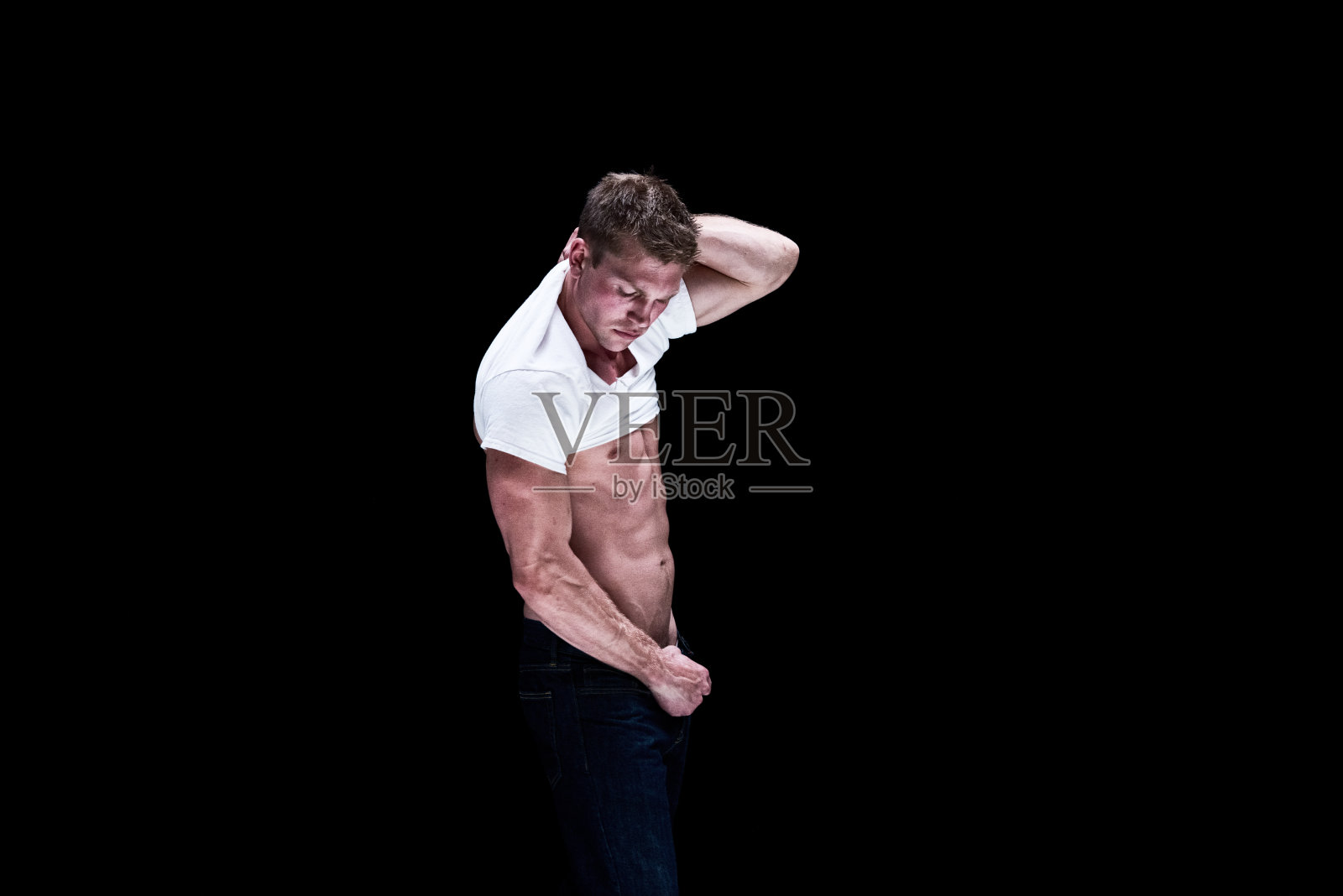 英俊的男人慢慢地脱下他的衬衫照片摄影图片