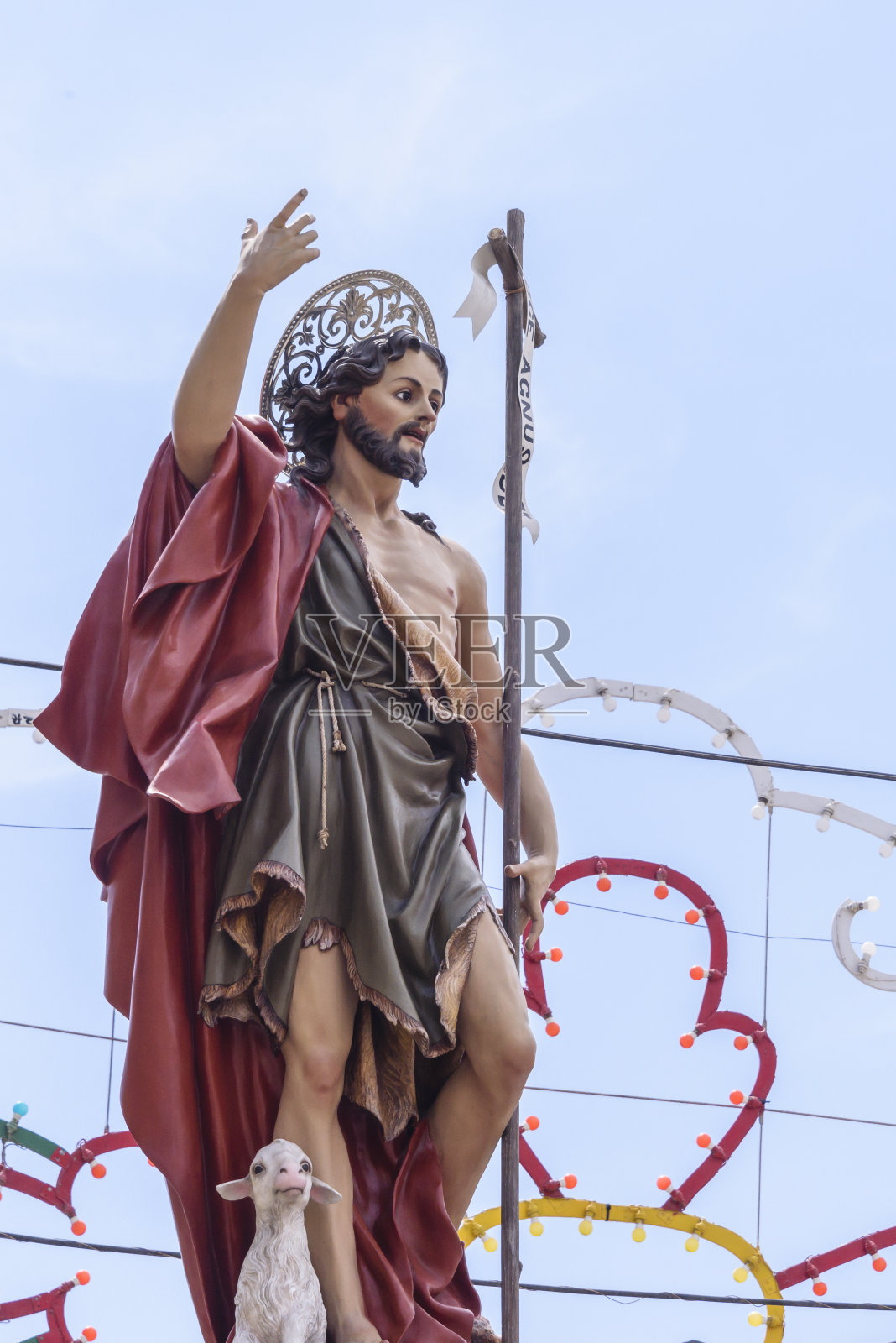 马耳他戈佐纳杜尔，一座玻璃纤维的耶稣雕像正准备参加宗教仪式照片摄影图片
