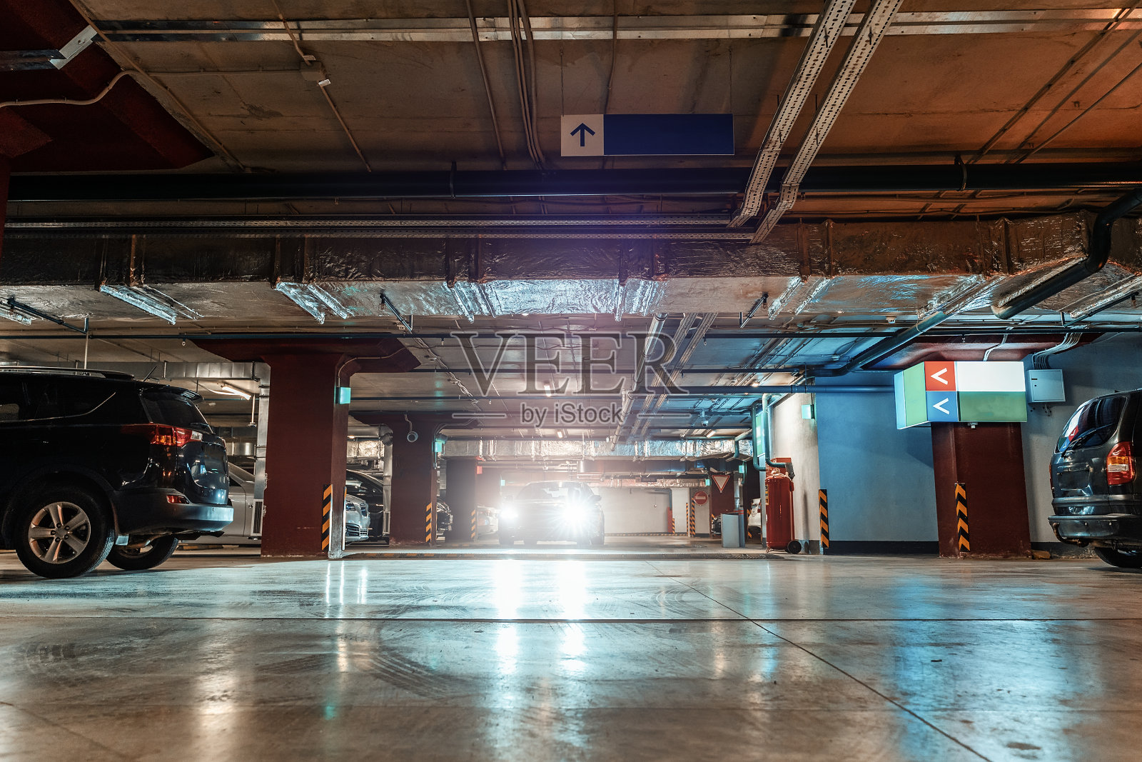 停车场，照明地下停车场下的现代购物中心与车辆照片摄影图片