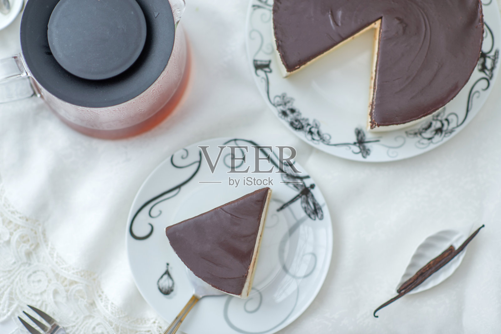 白色蛋奶酥鸟奶配深色糖霜照片摄影图片