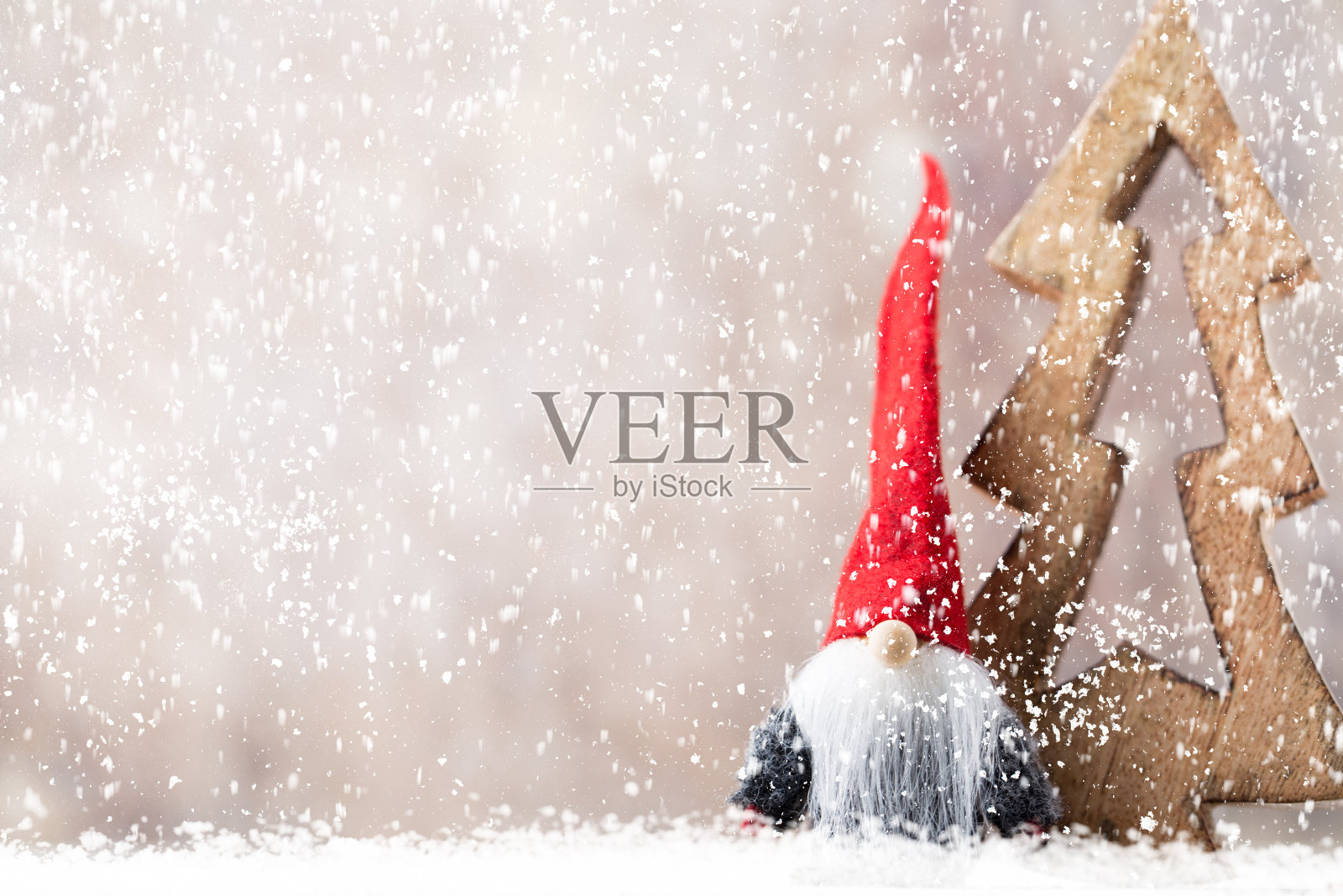 圣诞贺卡。Gnome节日的背景。新年的象征。照片摄影图片