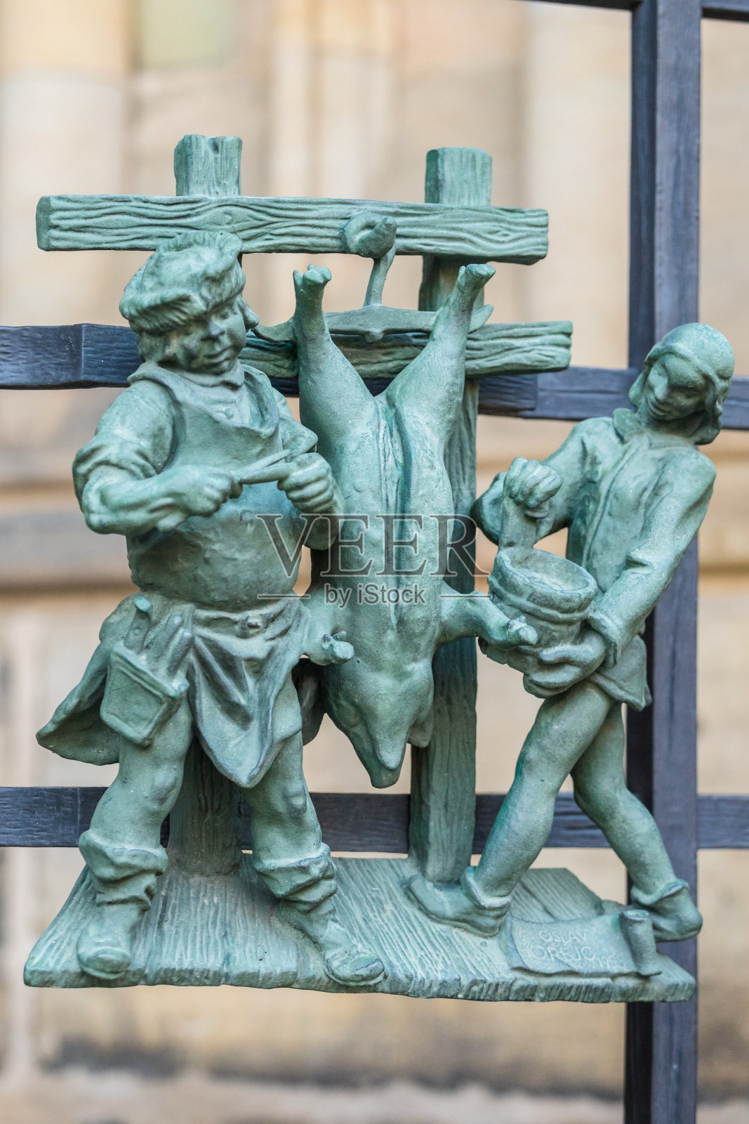 布拉格圣维塔斯大教堂哥特式大门围栏上的装饰图案照片摄影图片