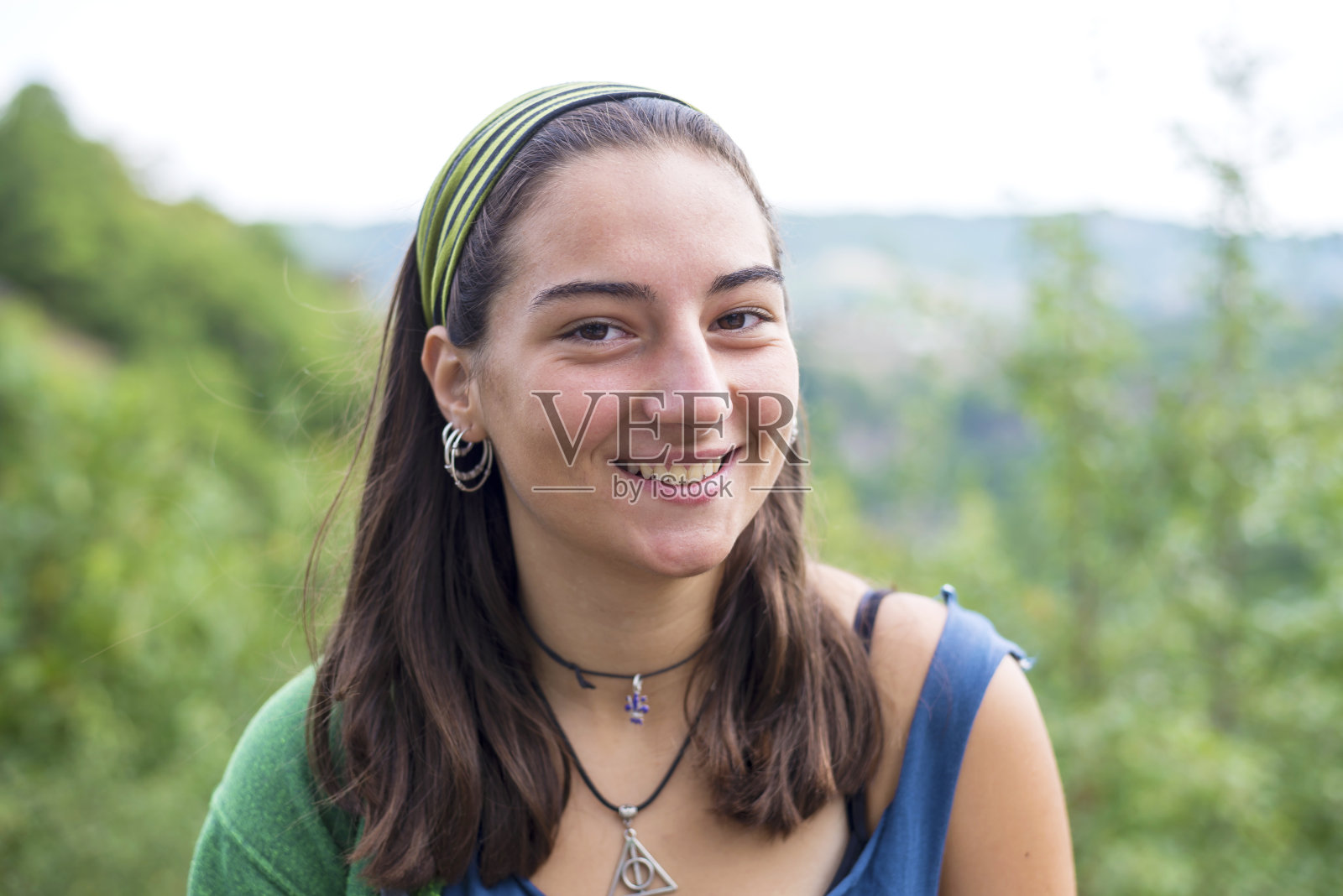 一个自信的年轻女子的肖像照片摄影图片