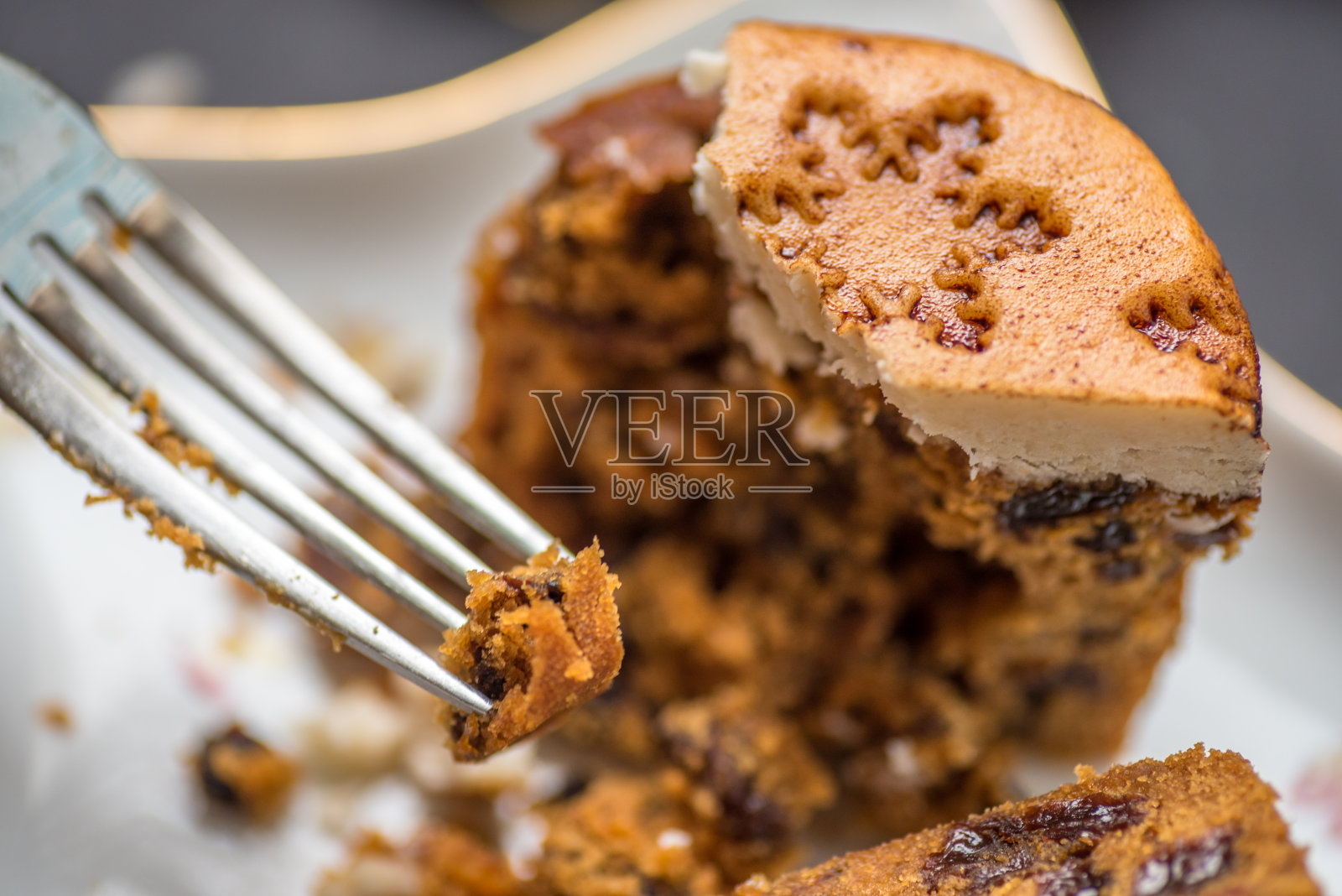 近距离观看圣诞小蛋糕与叉子压碎在星星形状的盘子装饰照片摄影图片