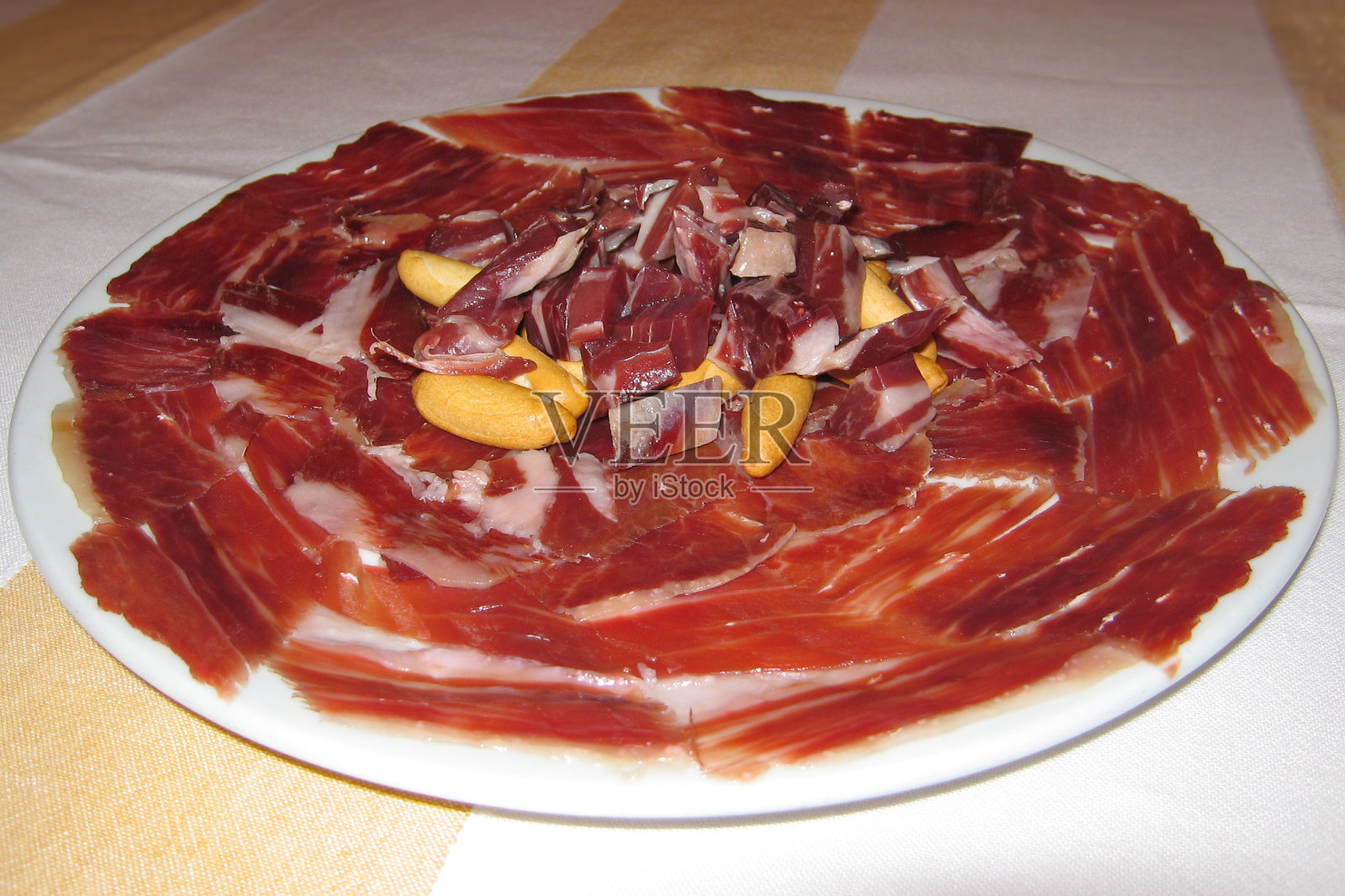 切好的火腿放在盘子上照片摄影图片