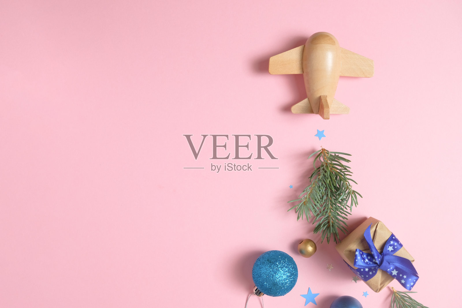 粉红色背景上的木制儿童飞机照片摄影图片