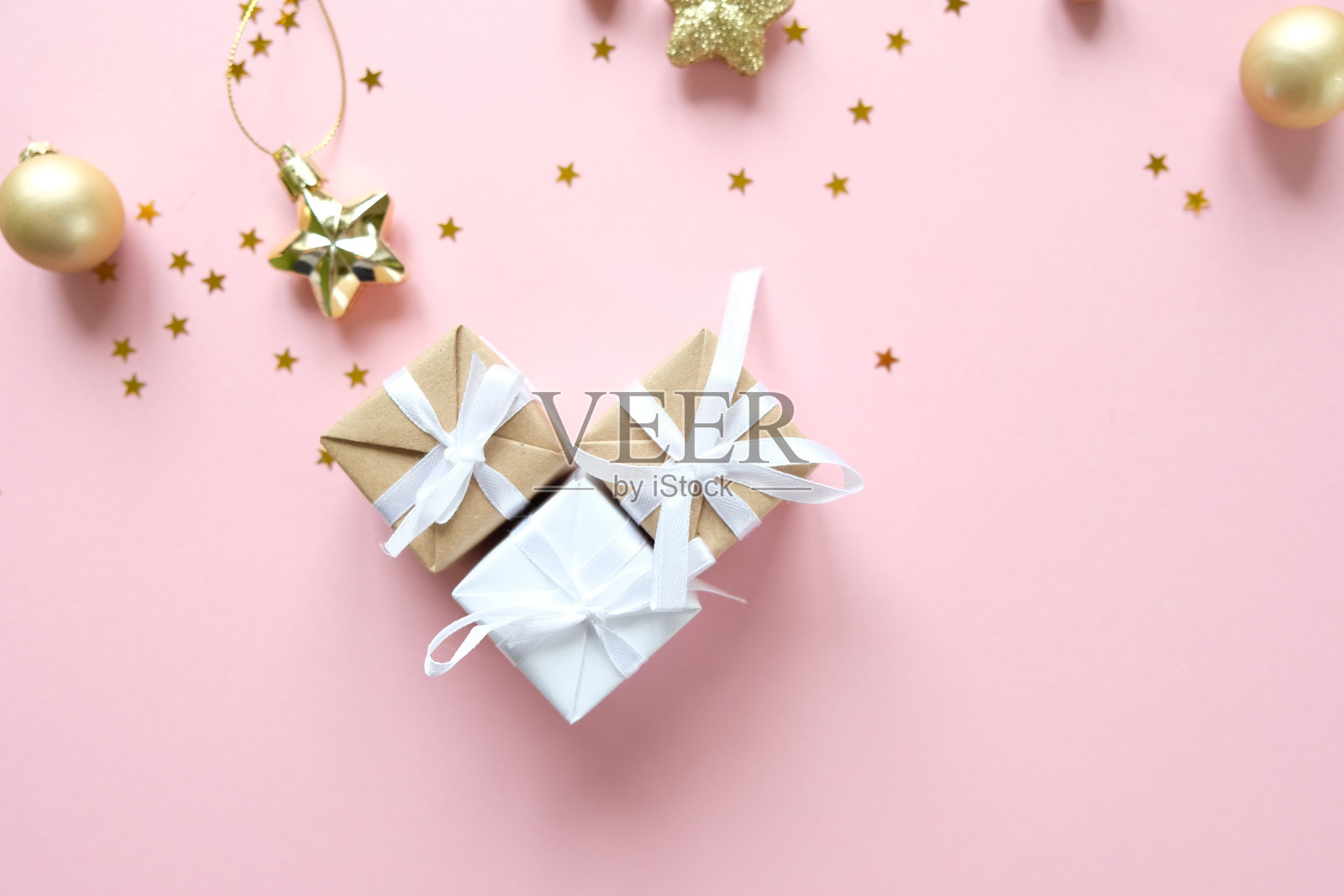 圣诞背景与装饰和礼物盒在粉红色的背景照片摄影图片