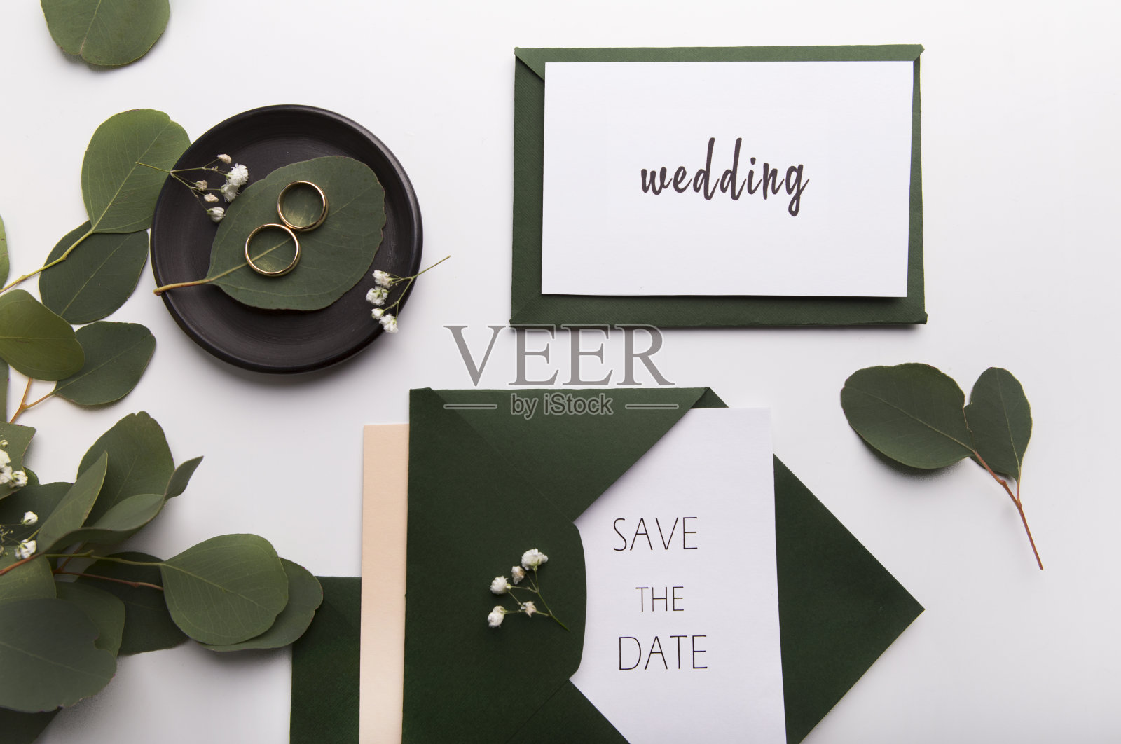 时尚的婚礼请柬和白色的金戒指照片摄影图片