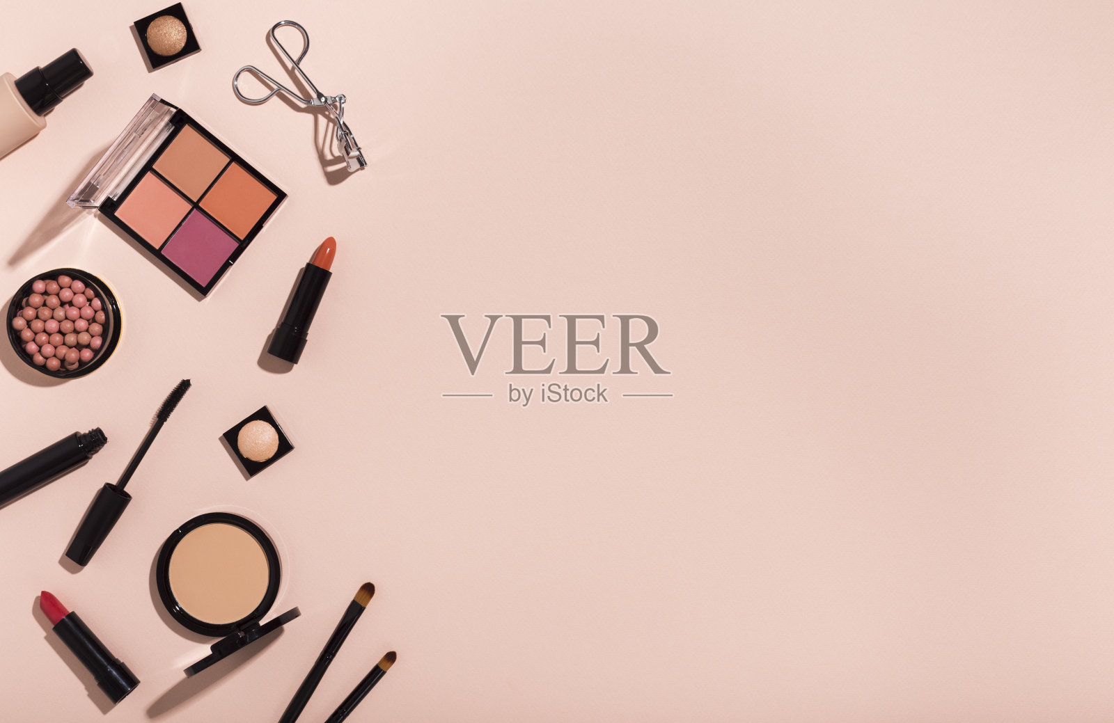 不同的奢侈化妆化妆框架上的粉色背景照片摄影图片