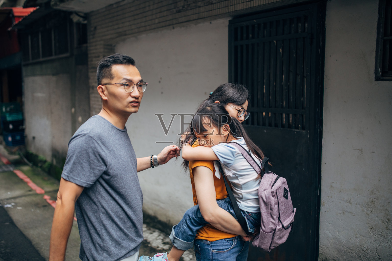 年轻的幸福的家庭照片摄影图片