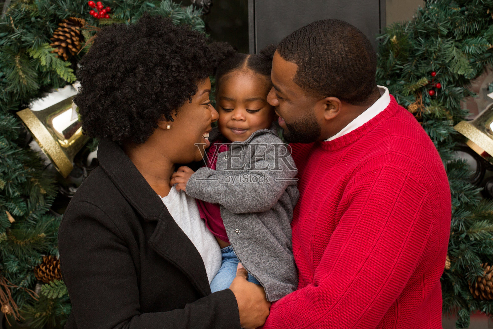 快乐的非裔美国家庭庆祝节日。照片摄影图片