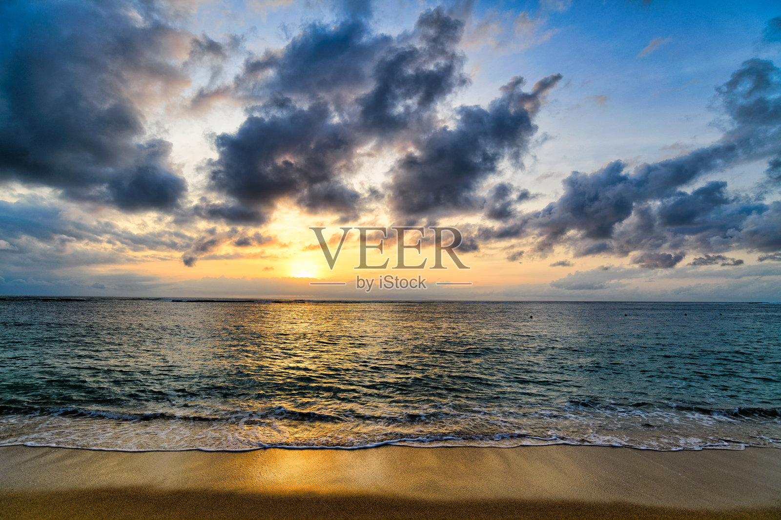 巴厘岛努沙杜瓦海滩上戏剧性的云奇观景观照片摄影图片