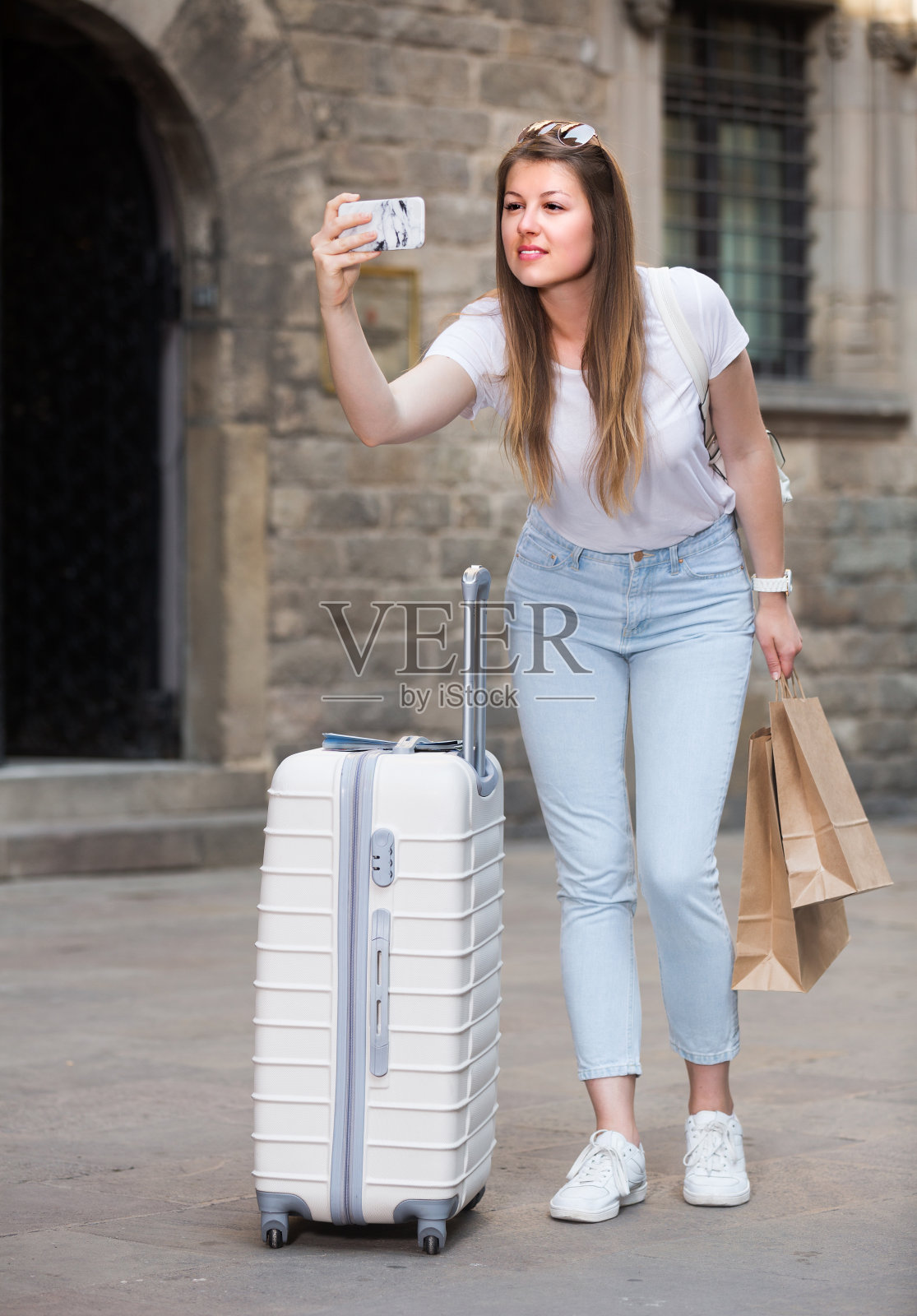 女人正在用手机拍照照片摄影图片