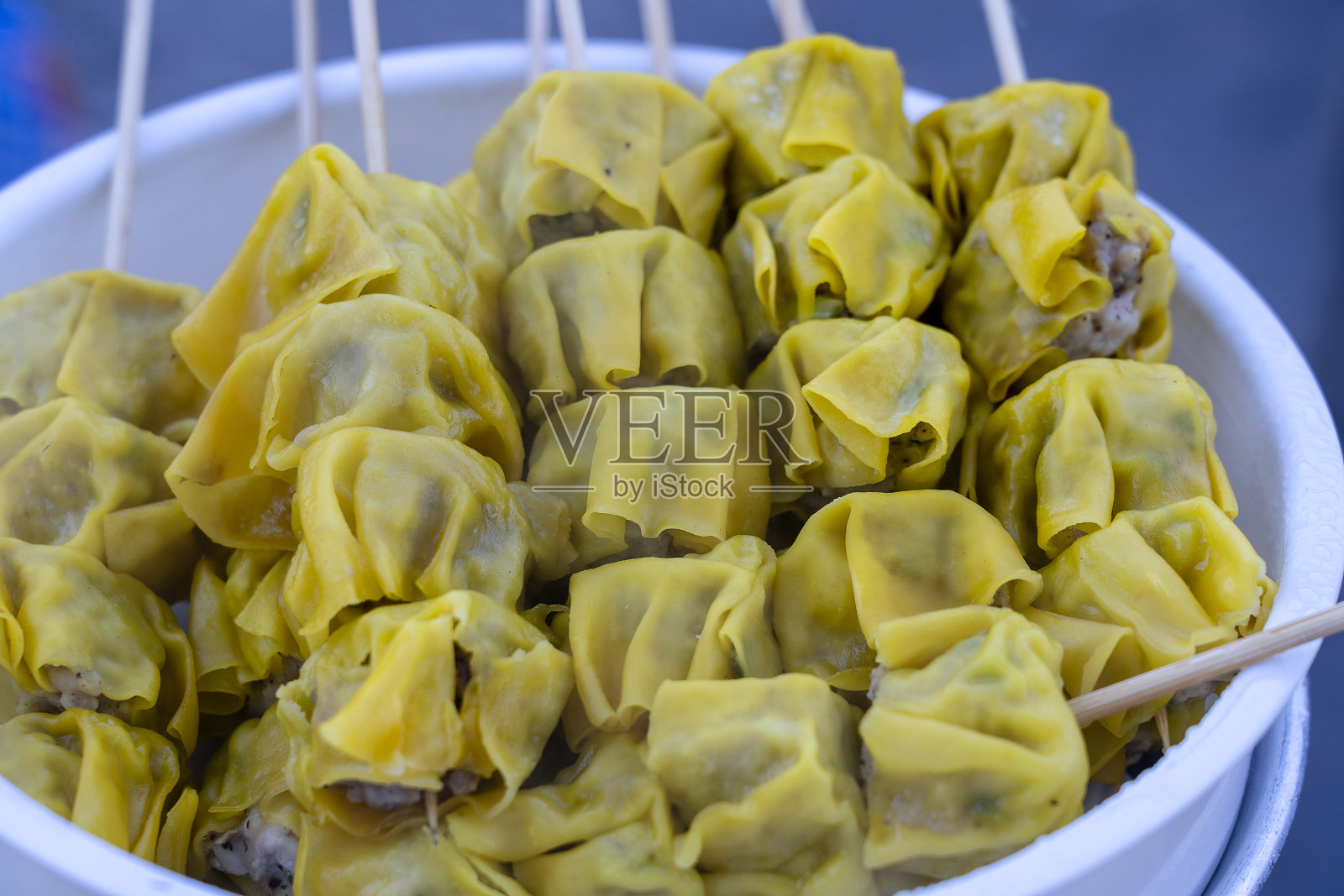 泰国街头小吃市场的竹制蒸点心。点心:中国的一种小的蒸或煎的咸味饺子，包含各种馅料，作为小吃或主菜照片摄影图片