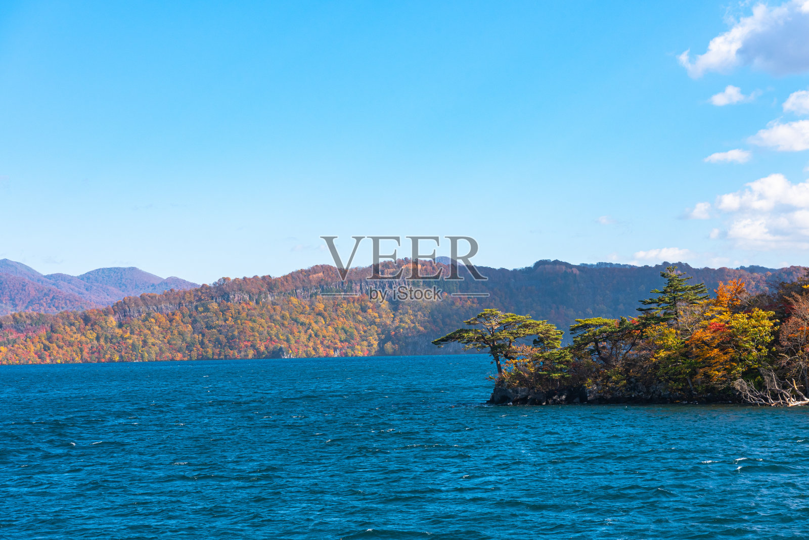 美丽的秋叶风景风景。从和田湖观光游船观看照片摄影图片