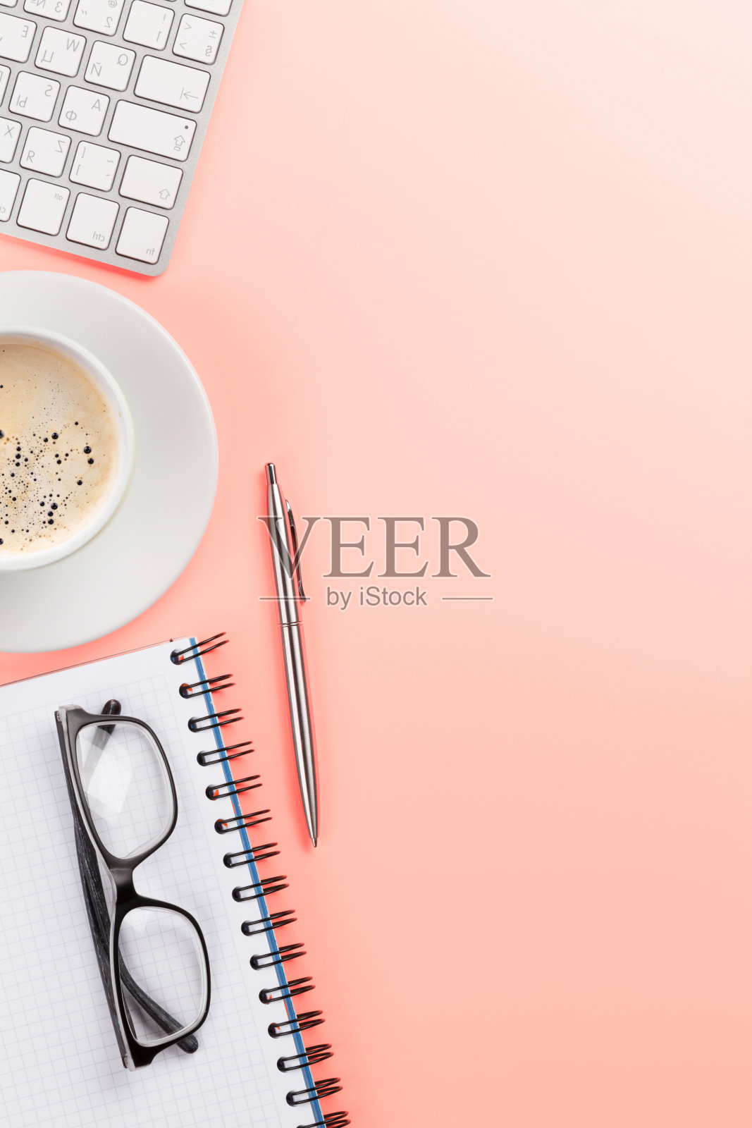 粉红色的办公室背景，咖啡，用品和电脑照片摄影图片