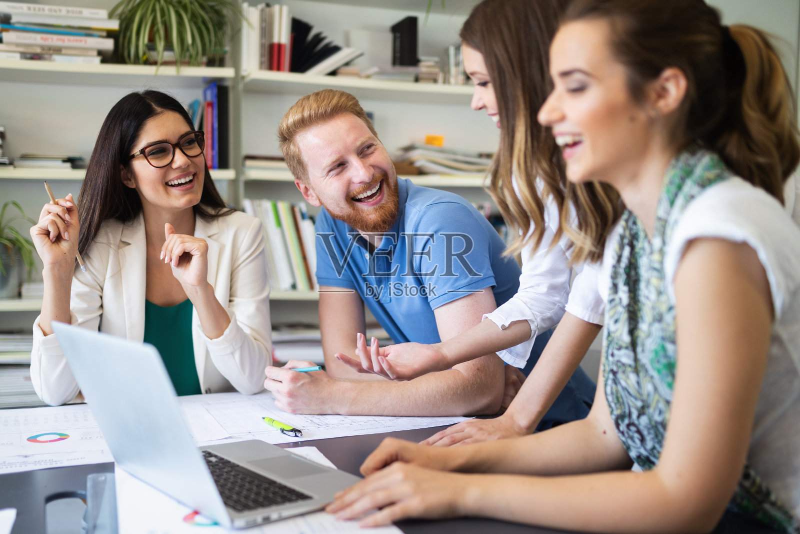 从事商业项目的有创造力的商业人员照片摄影图片