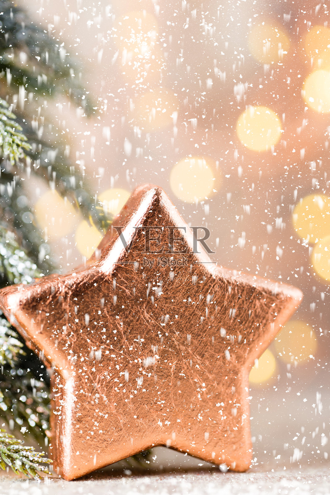 圣诞节青铜装饰。散景背景上的青铜假日装饰。照片摄影图片