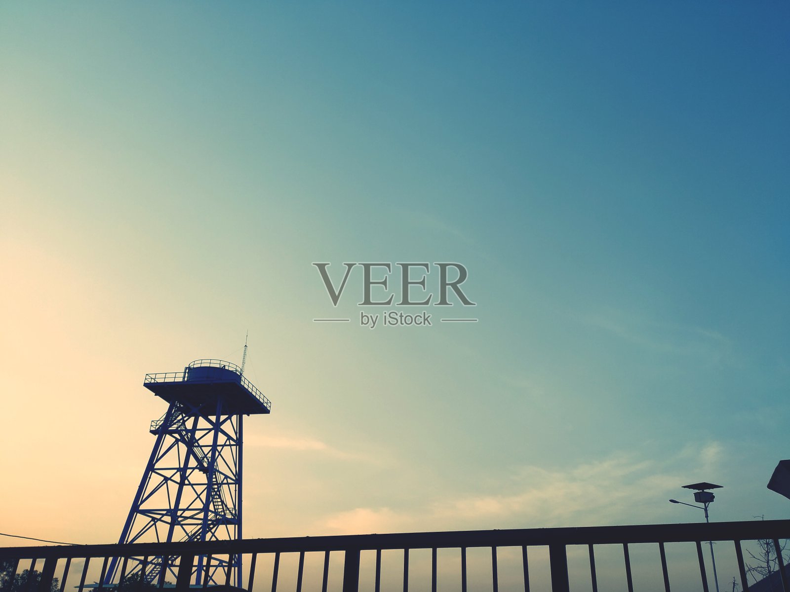 水塔在下午照片摄影图片