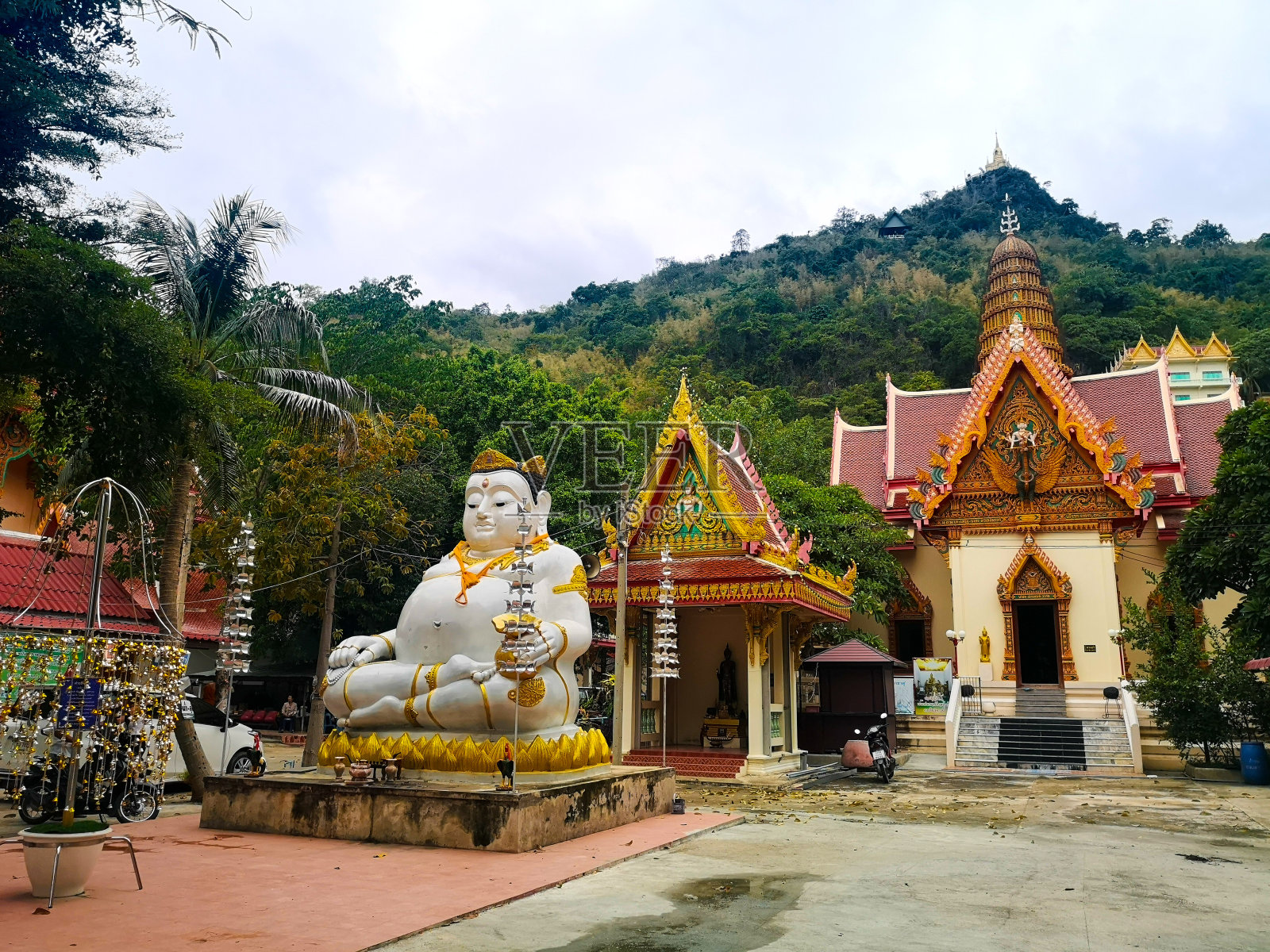 从泰国北碧武里卧虎藏龙头寺的停车场观看照片摄影图片