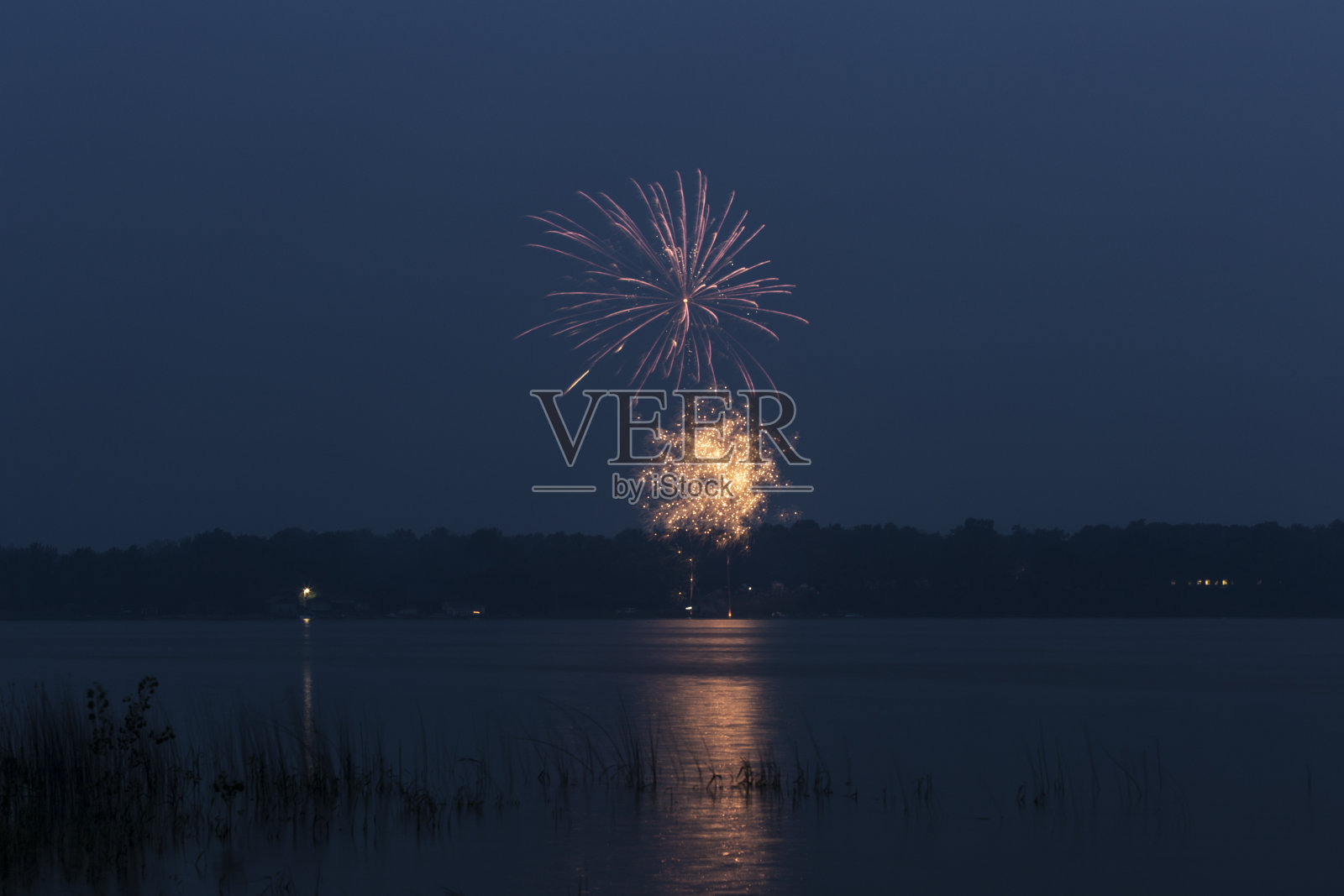 湖上烟火照片摄影图片