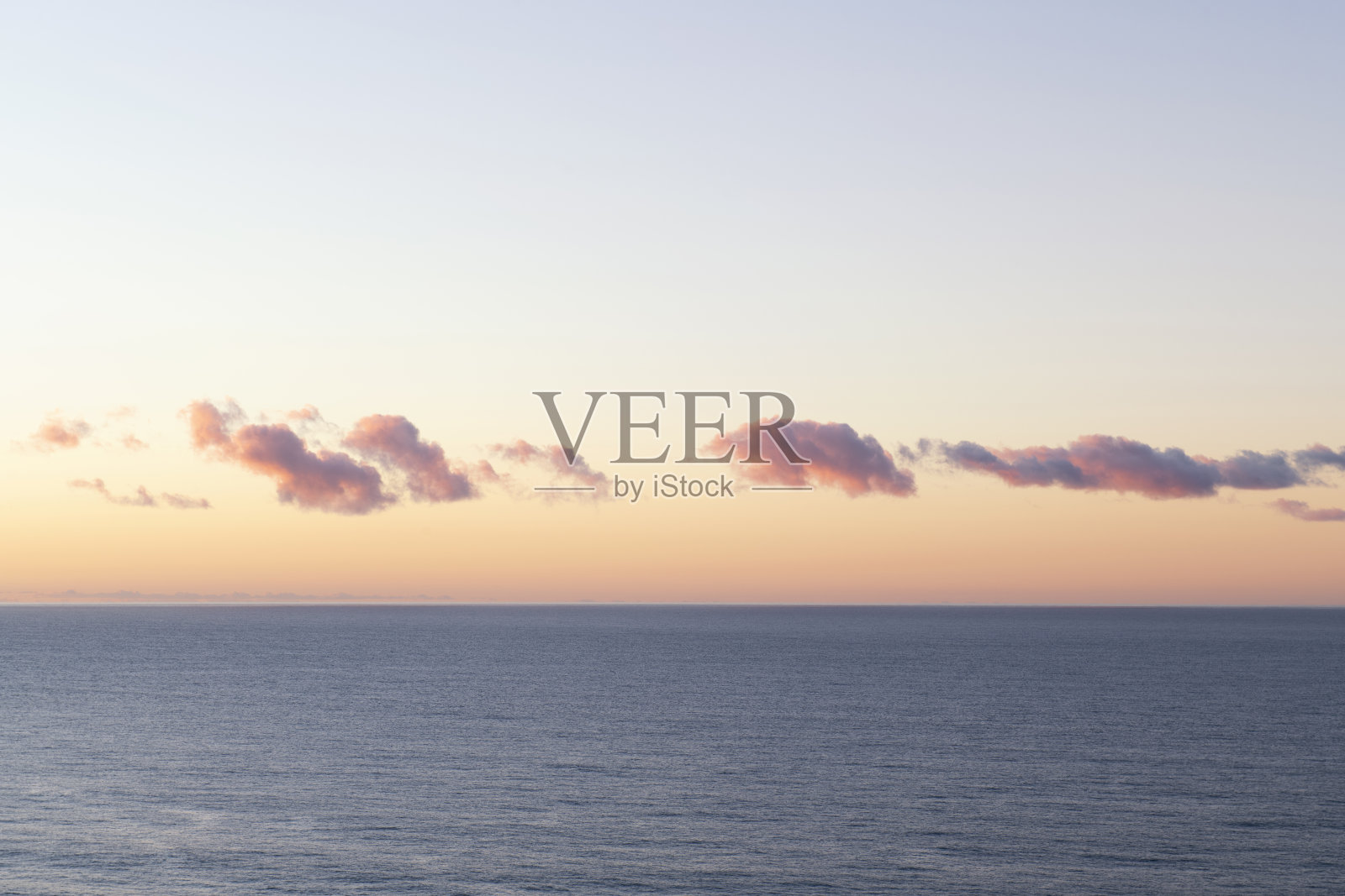 日出时海面上的云照片摄影图片