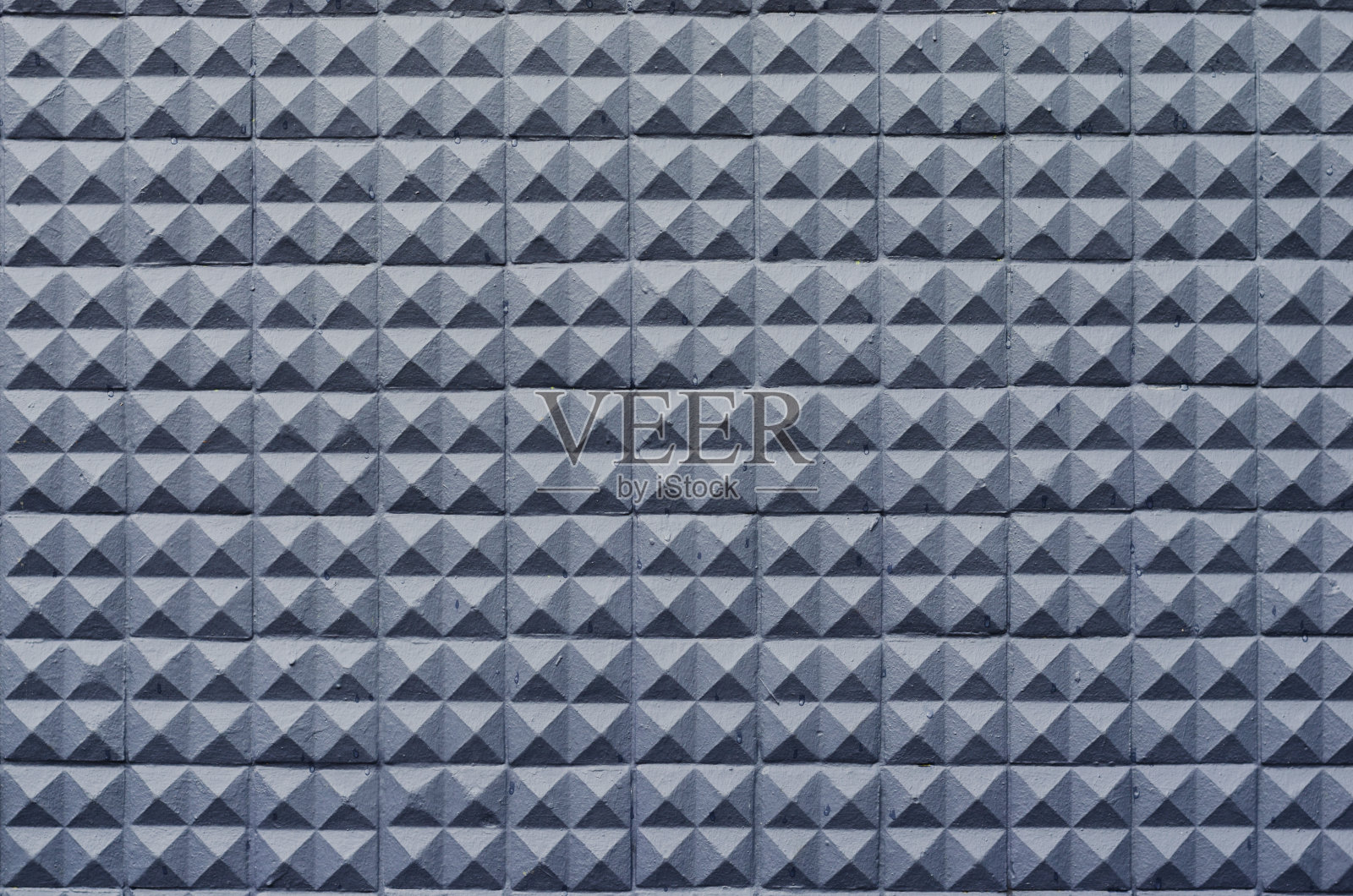 混凝土墙面纹理灰泥水泥白灰几何无缝三角形金字塔背景与光影。照片摄影图片