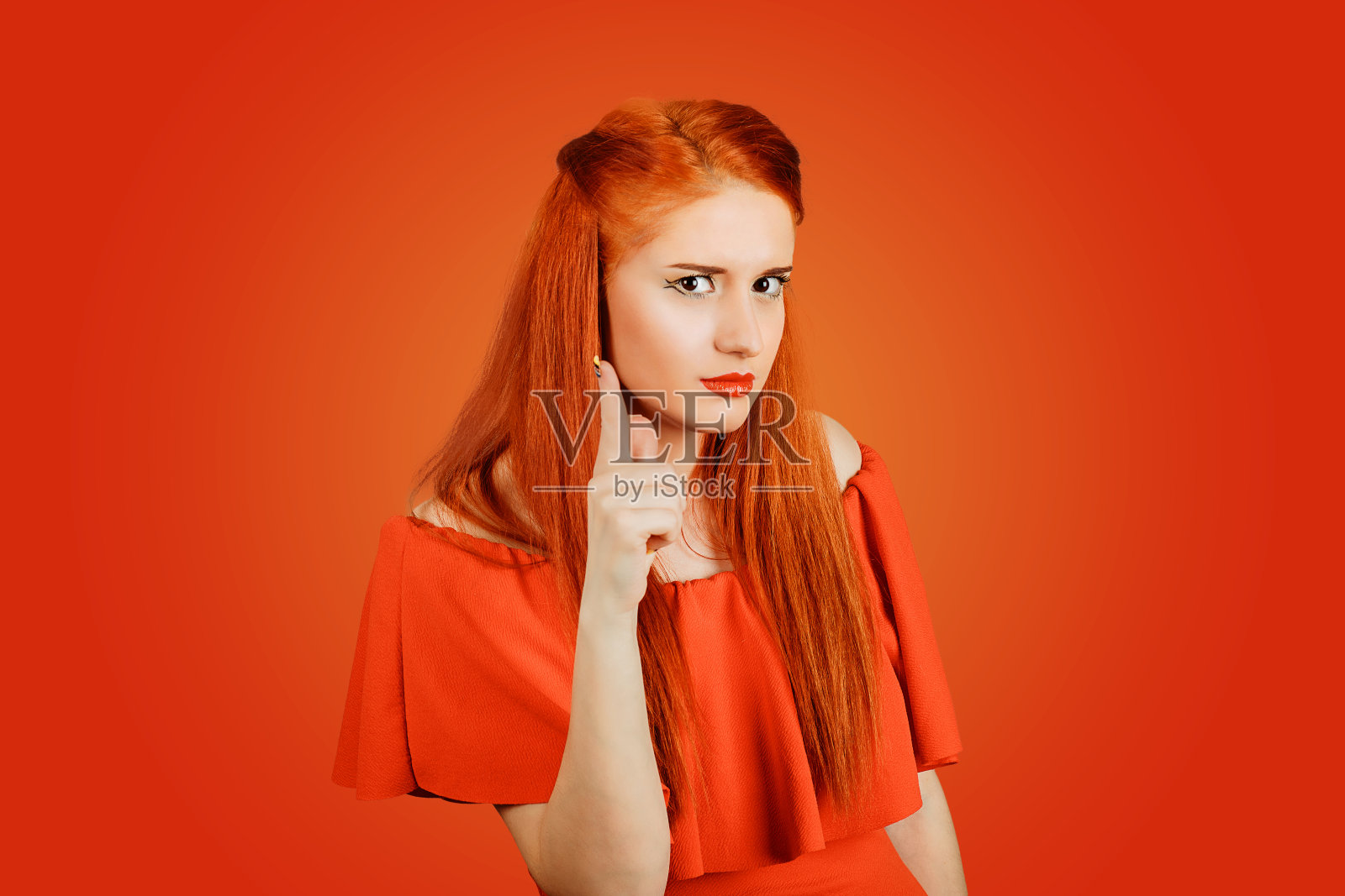 听我说。摇着手指的女人照片摄影图片