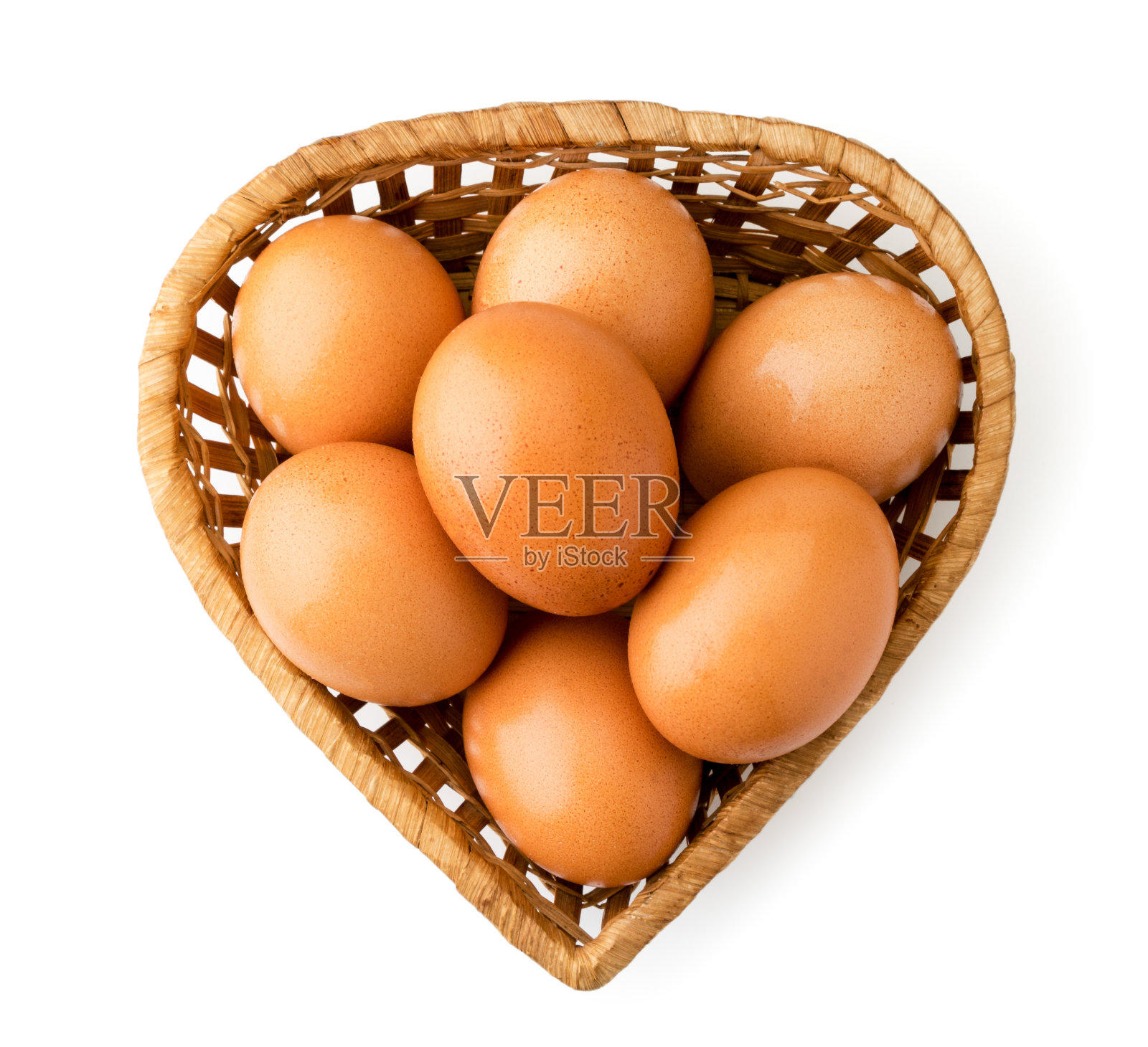 鸡蛋在篮子里放白了。山顶的景色。照片摄影图片