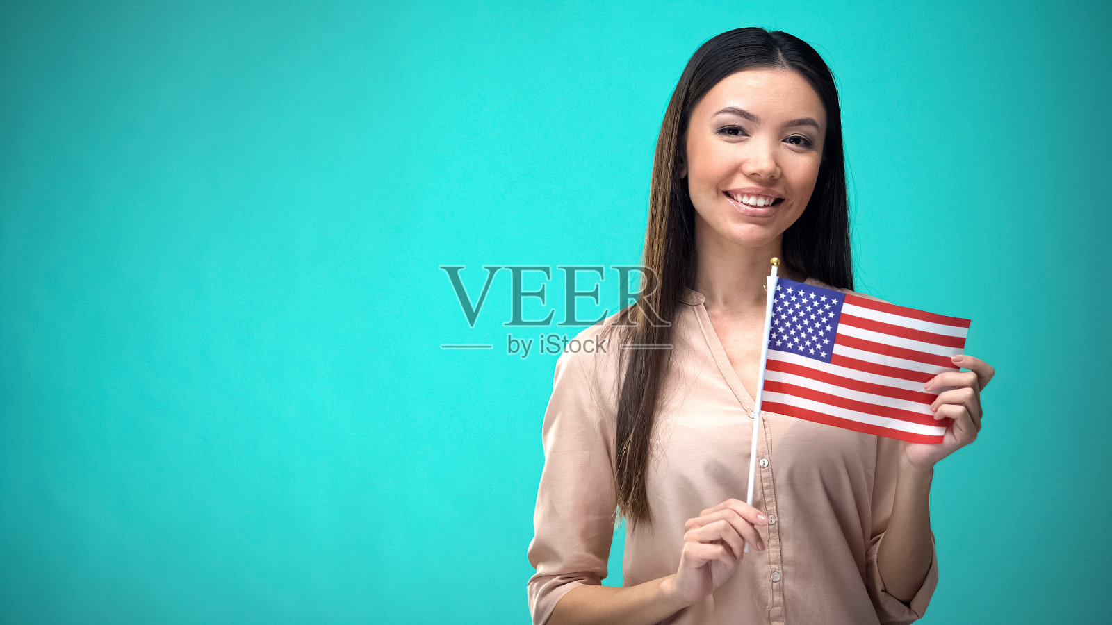 快乐的女孩举着美国国旗，准备学习外语，英语学校照片摄影图片