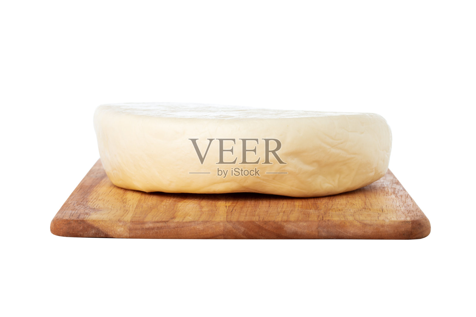 木板上的奶酪。特写一片奶酪在白色的背景。照片摄影图片