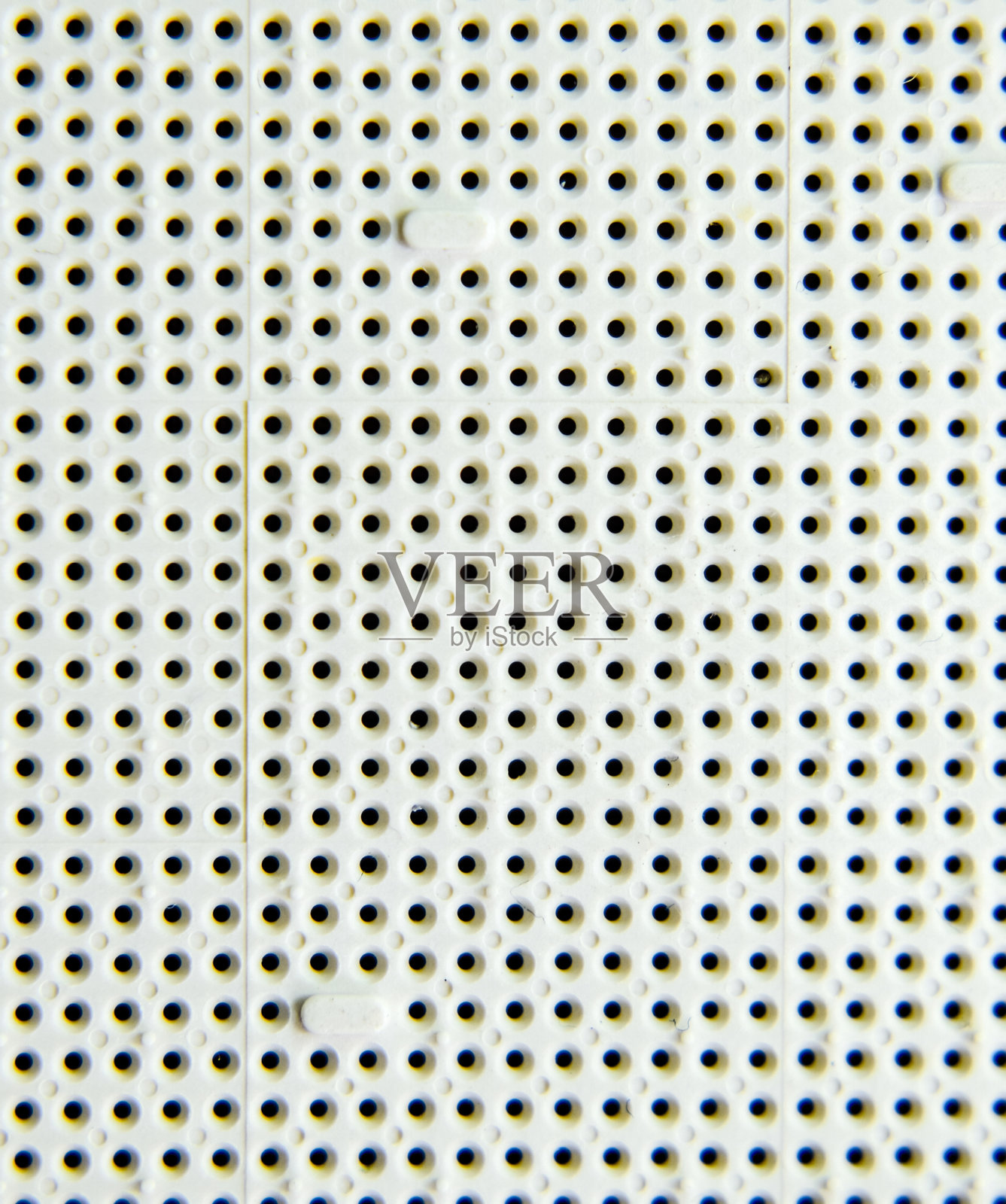 计算机处理器下面的插座，在触点的脚下面有孔。带有电气元件的电子板。计算机设备电子学照片摄影图片