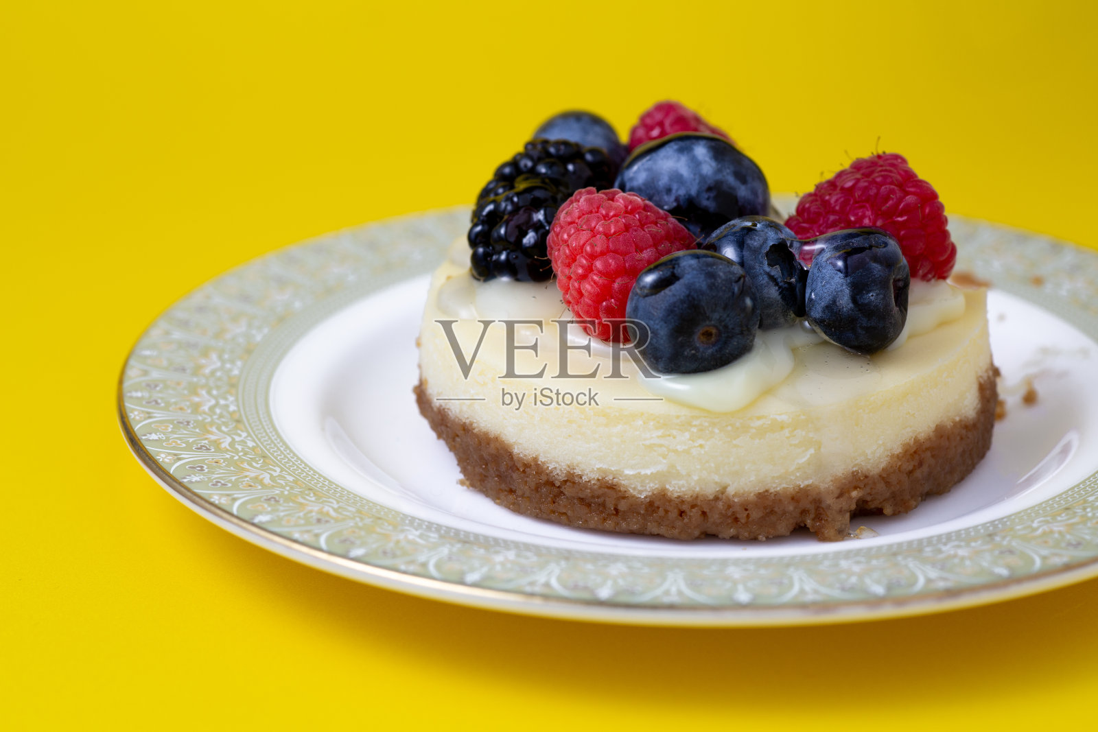 小莓芝士蛋糕照片摄影图片