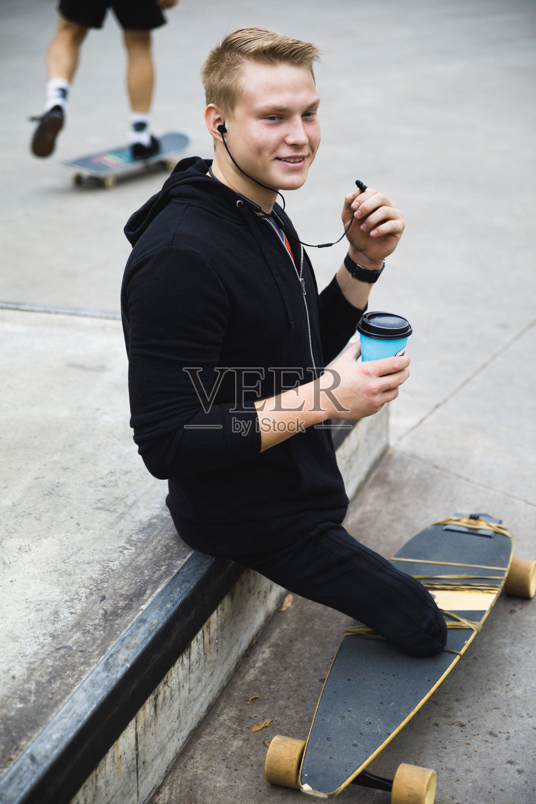 有动力的残疾人在滑板场拿着长板照片摄影图片