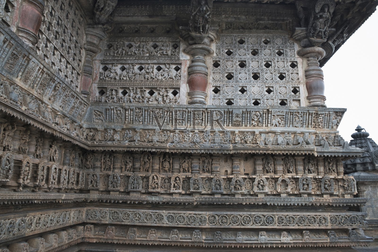 华丽的穿孔窗户和装饰的饰带与神灵，舞者和其他人物，钦纳莎瓦寺庙。Belur,卡纳塔克邦,印度。照片摄影图片