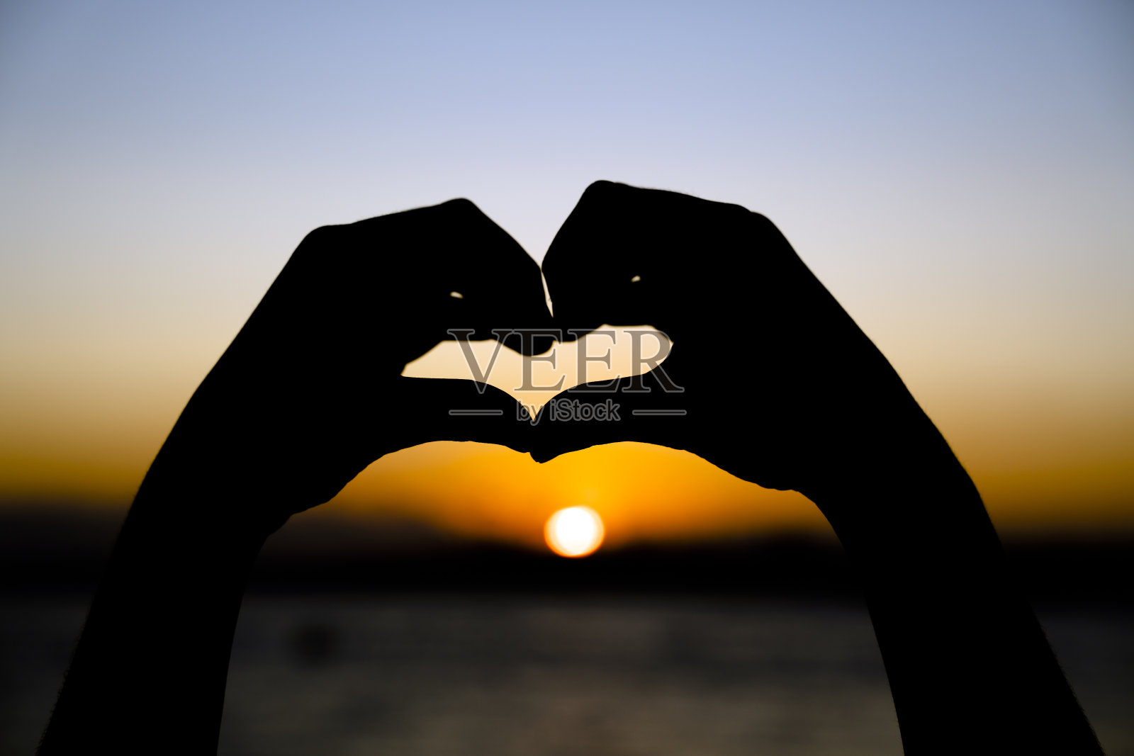 人类双手制作的心形符号照片摄影图片