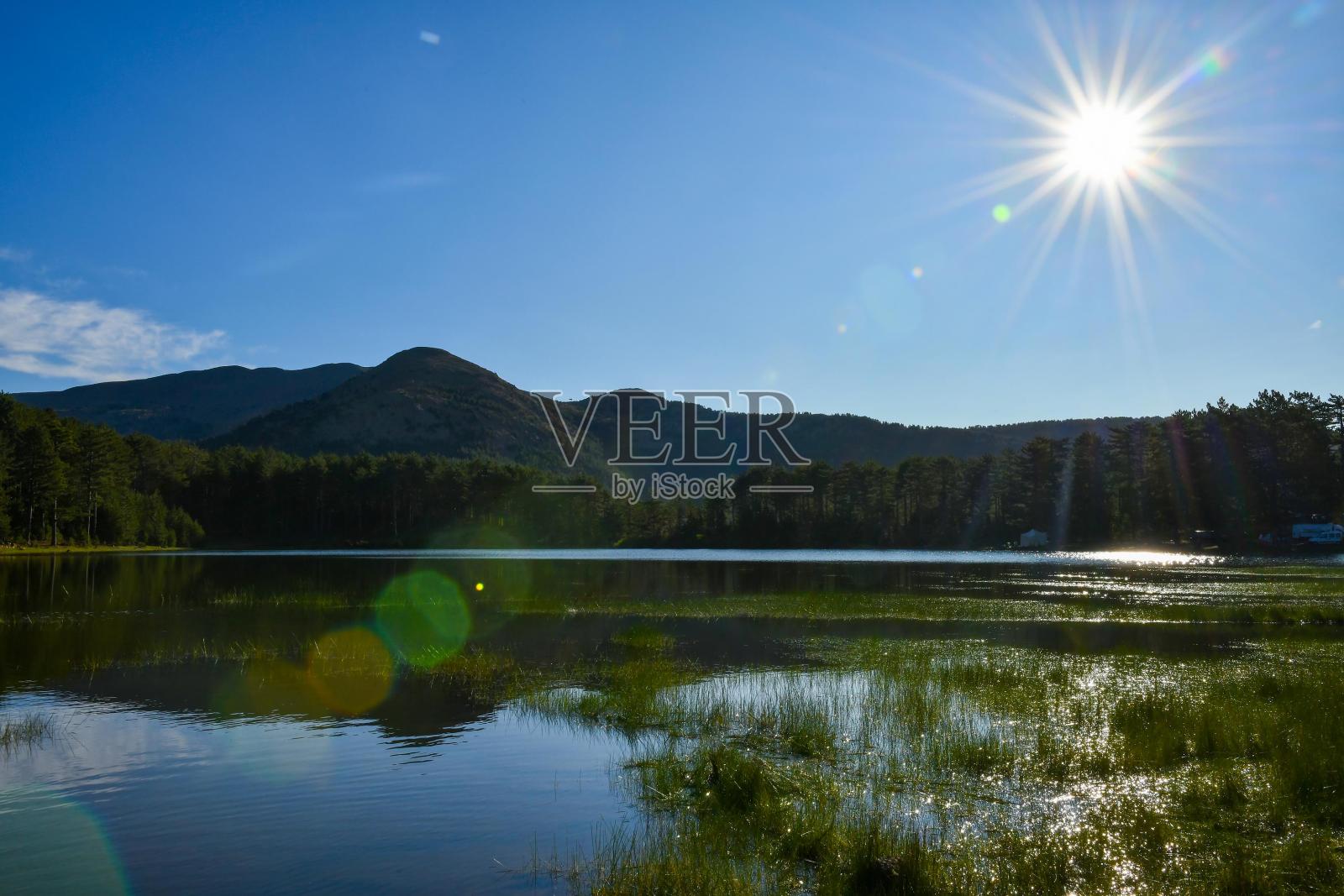 湖边的露营者。照片摄影图片