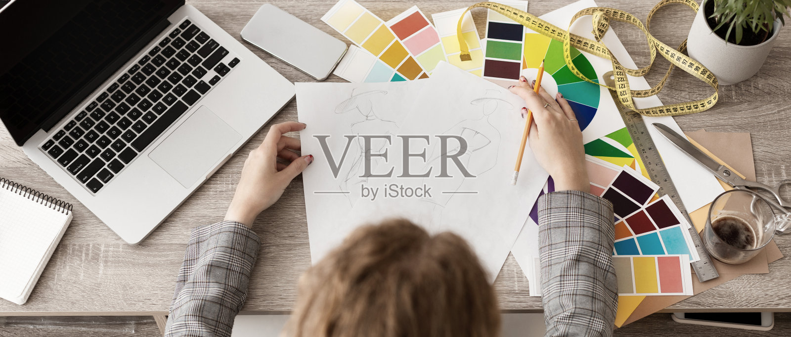 裁缝画草图，设计新系列。俯视图照片摄影图片