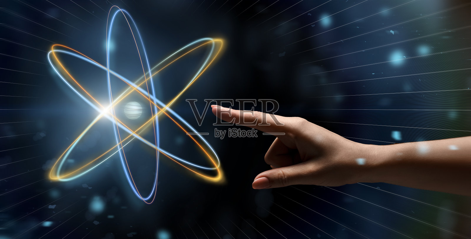 女性的手伸向发光的原子投影照片摄影图片