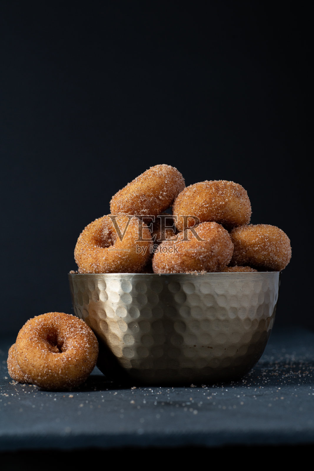 肉桂糖迷你甜甜圈照片摄影图片