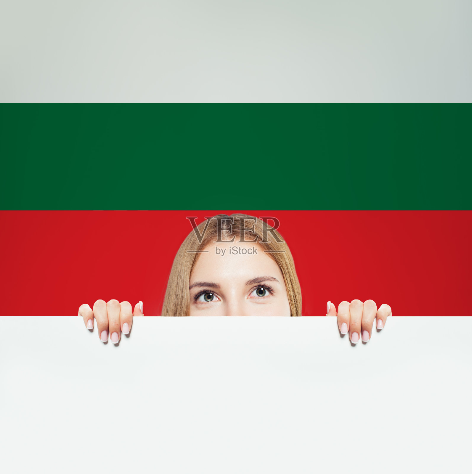 爱Bulgary概念。快乐的女人展示白纸对布照片摄影图片