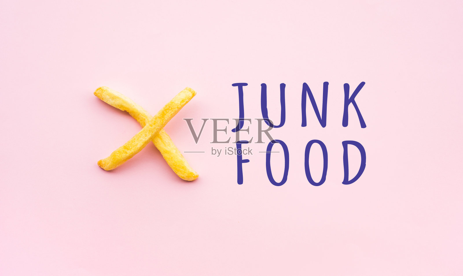 垃圾食品概念与文字和交叉标志从法式油炸。反对快餐和健康的谈话照片摄影图片